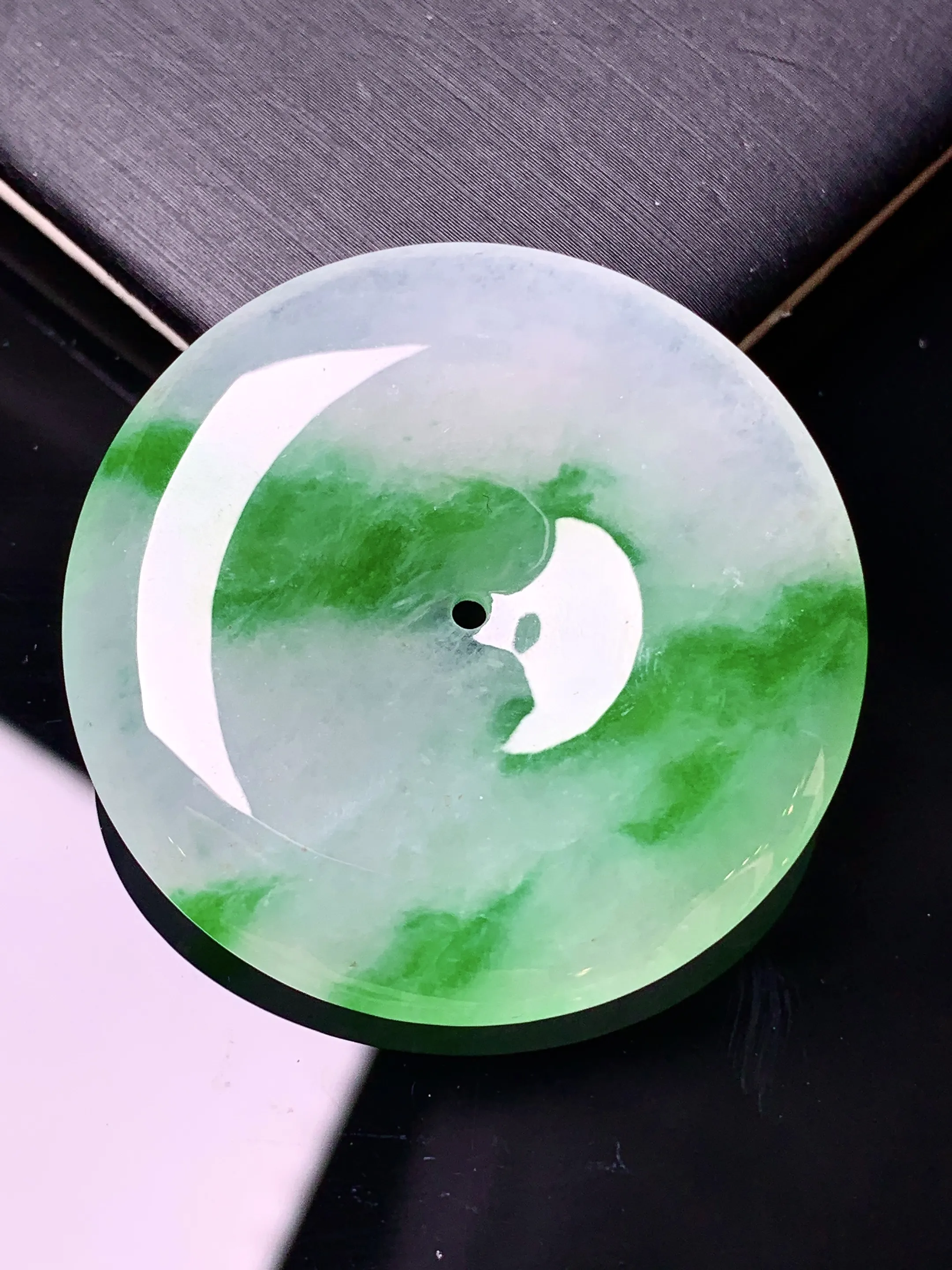 飘绿平安扣吊坠 玉质细腻 水润亮眼 整体尺寸36.7*6.2