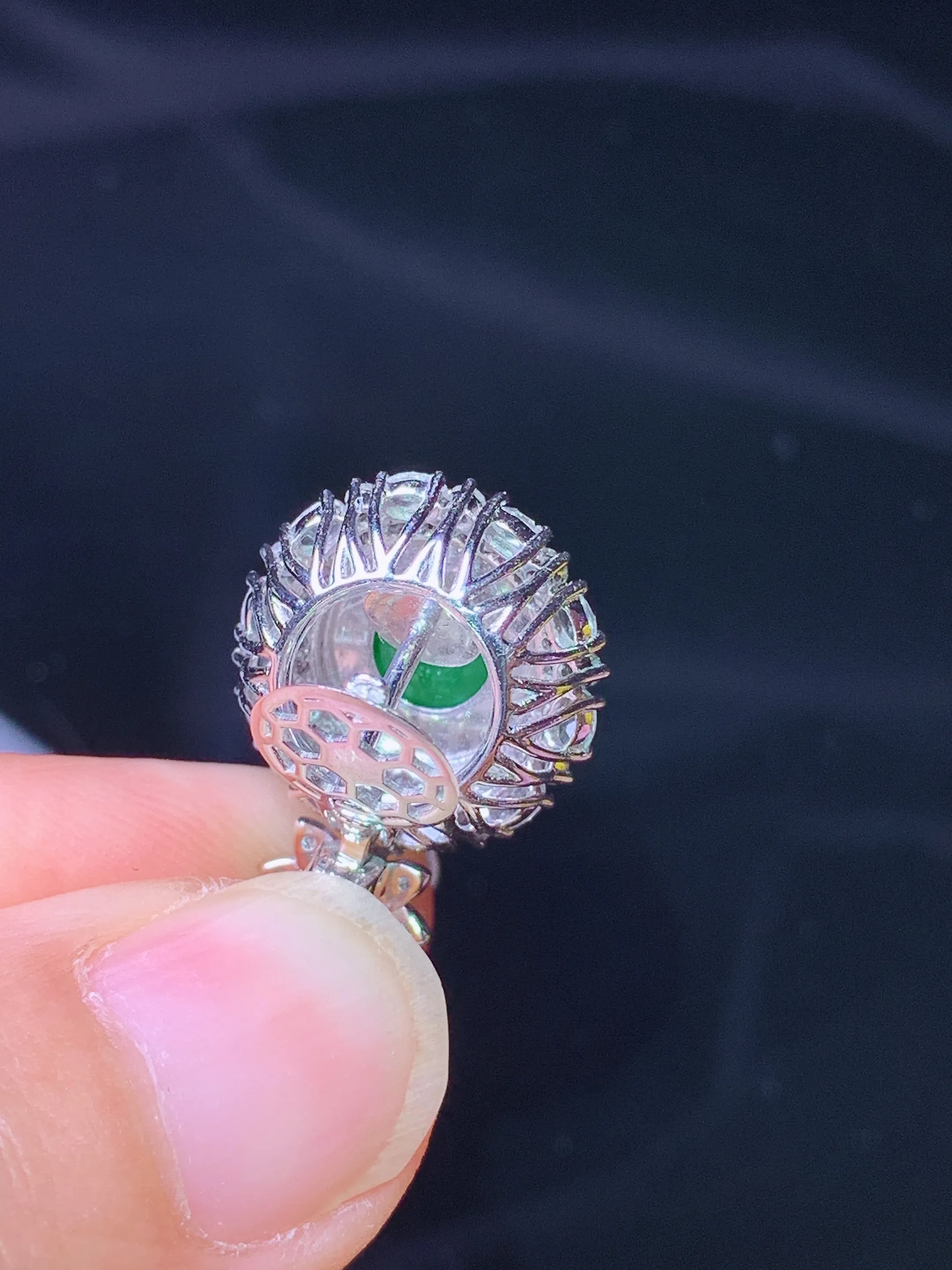 18k金钻镶嵌满绿蛋面吊坠 玉质细腻 水润亮眼 整体尺寸21.6*14.5*11.7