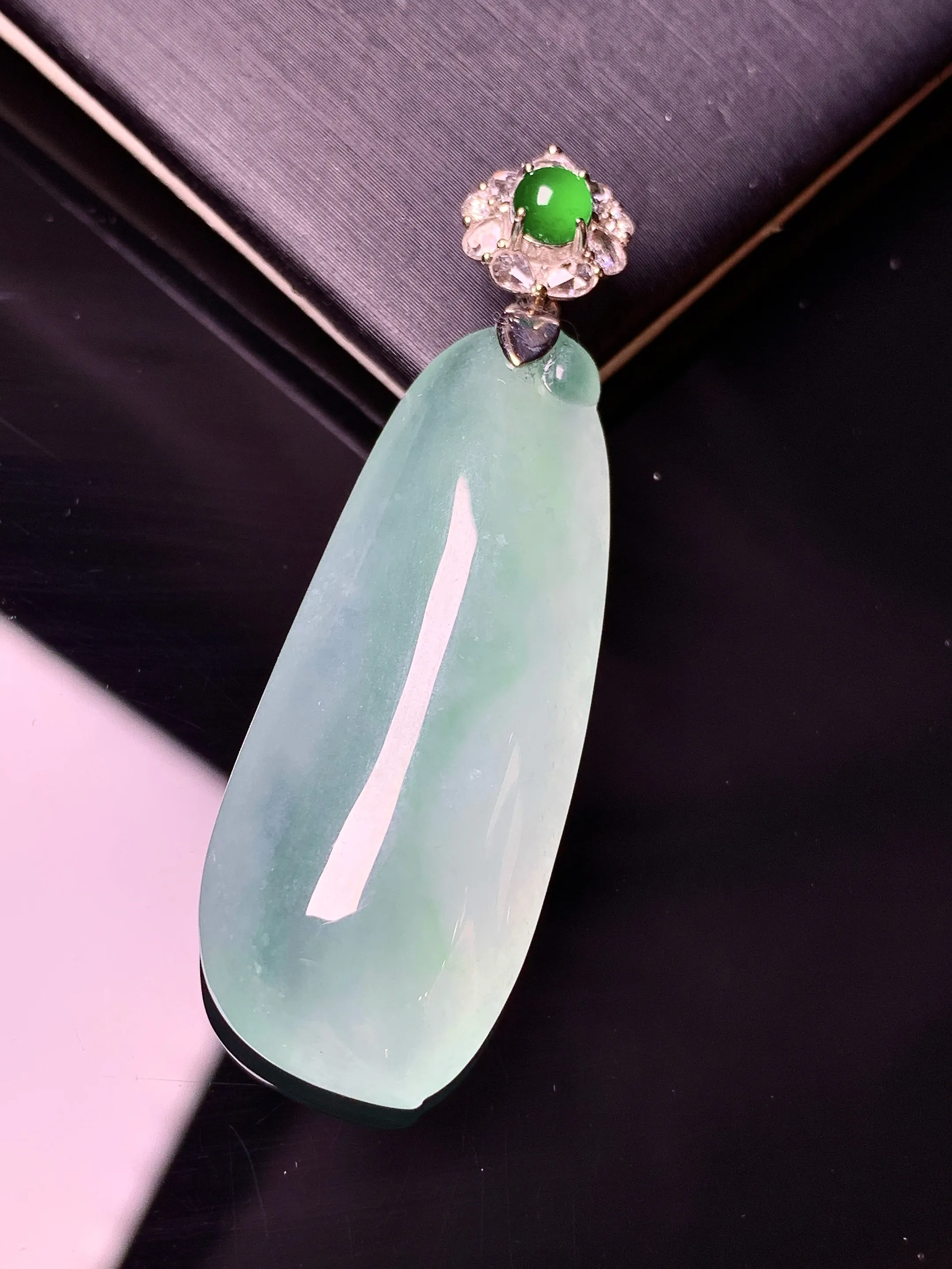 18k金钻镶嵌冰种福瓜吊坠 玉质细腻 水润亮眼 整体尺寸48.2*15.7*8.6