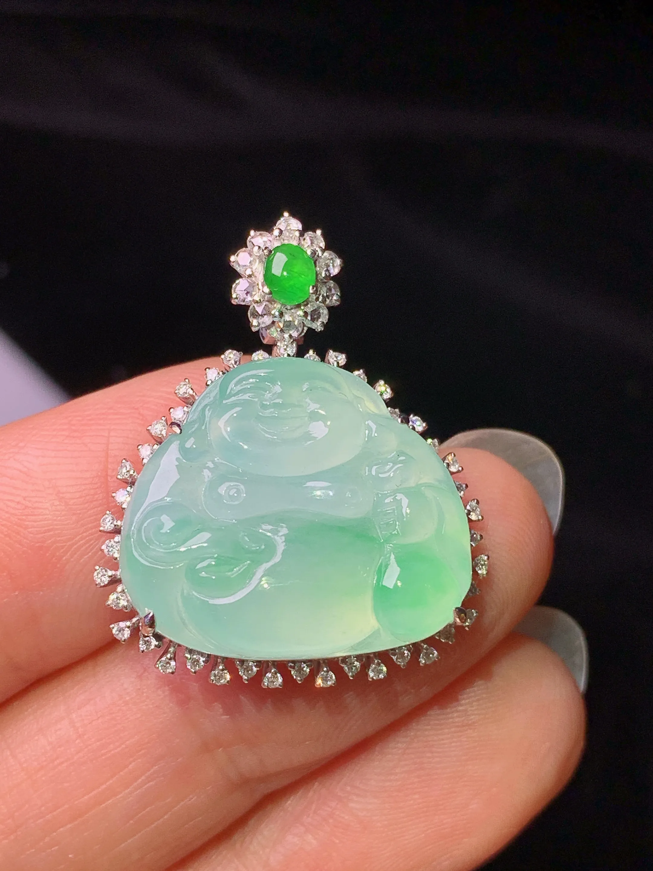 18k金钻镶嵌飘绿布袋佛公吊坠 玉质细腻 水润亮眼 整体尺寸27.2*23.5*8.2