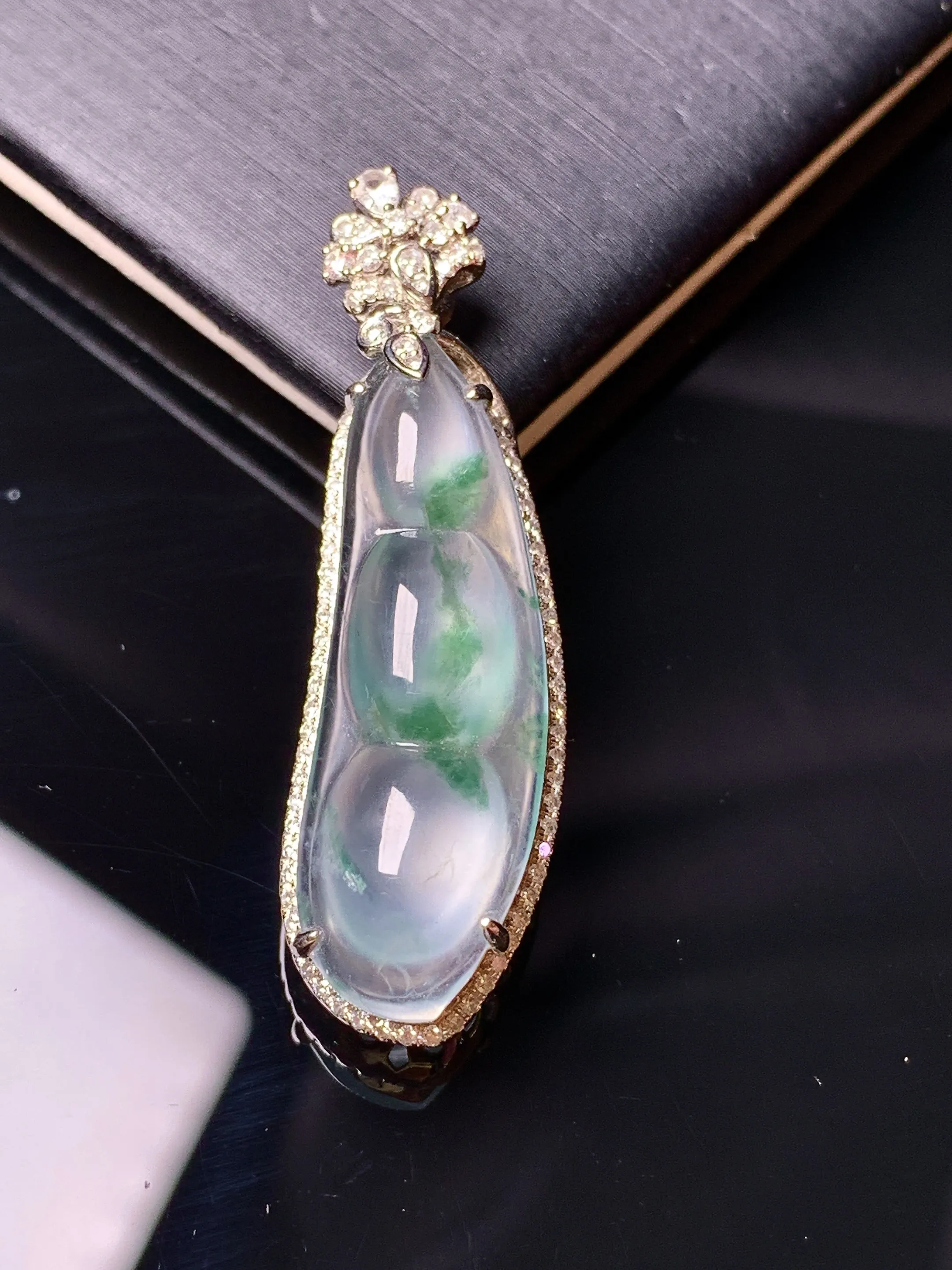 18k金钻镶嵌冰种飘绿四季豆吊坠 玉质细腻 水润亮眼 整体尺寸39.8*11.7*8