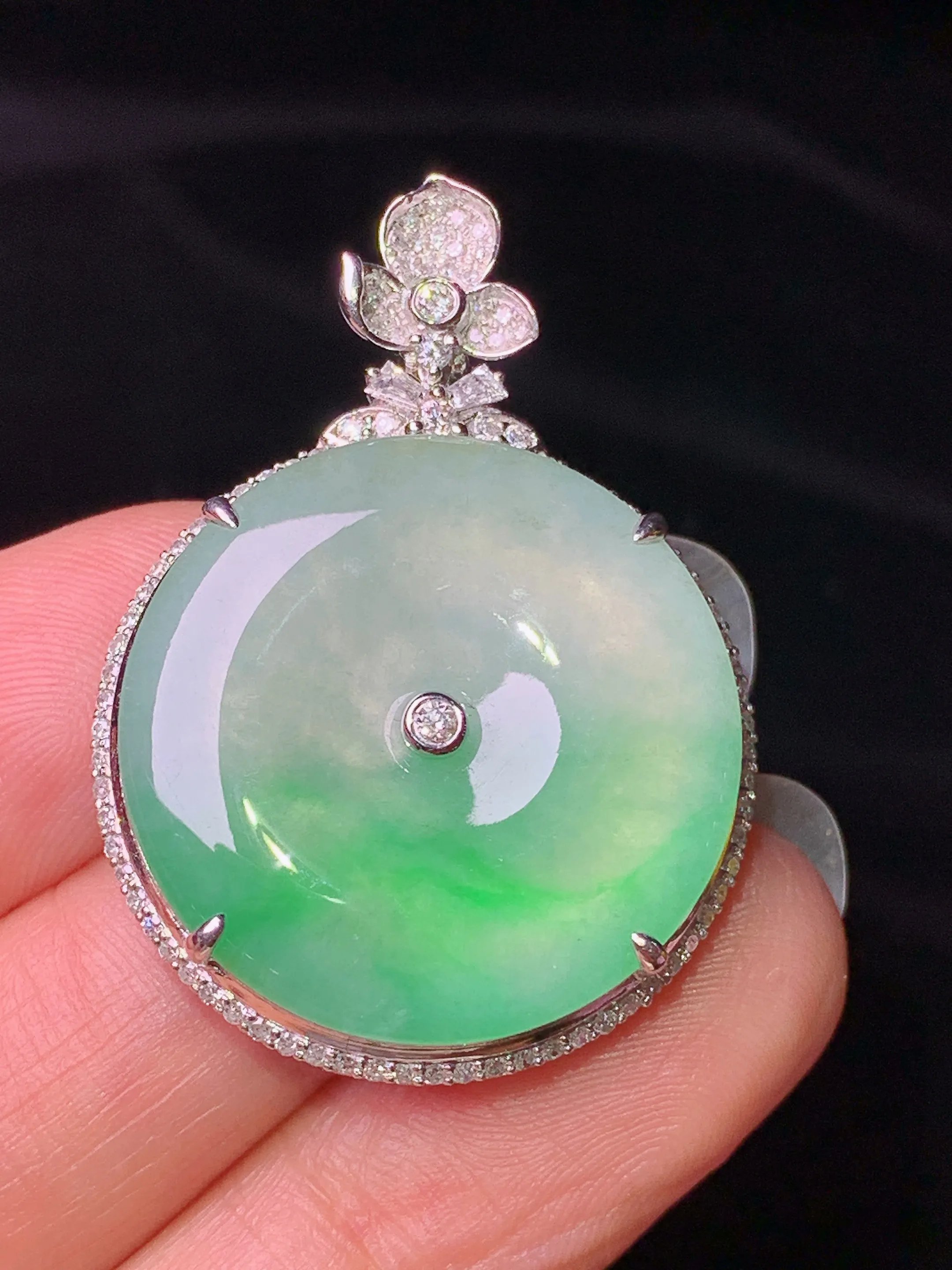 18k金钻镶嵌飘绿平安扣吊坠 玉质细腻 水润亮眼 整体尺寸36*25.8*7.3