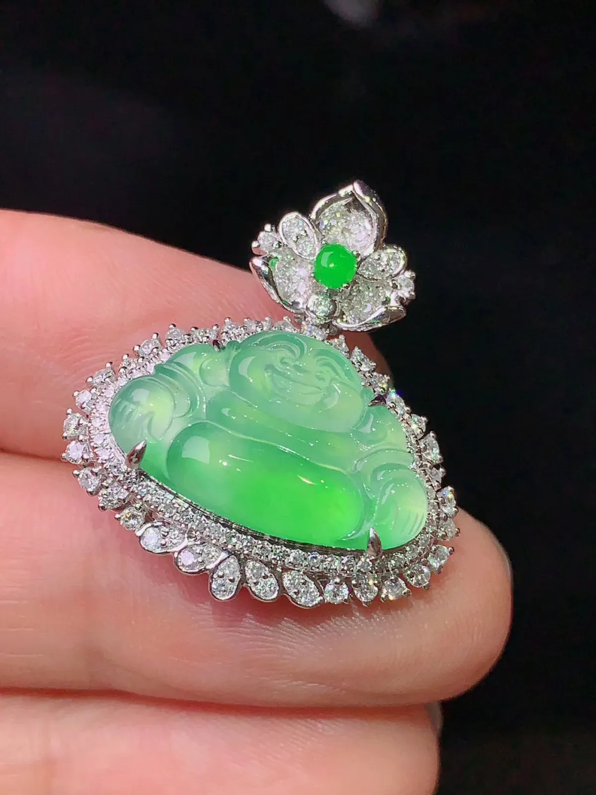 18k金钻镶嵌翠绿佛公吊坠 玉质细腻 水润亮眼 整体尺寸25.5*22.8*9.2