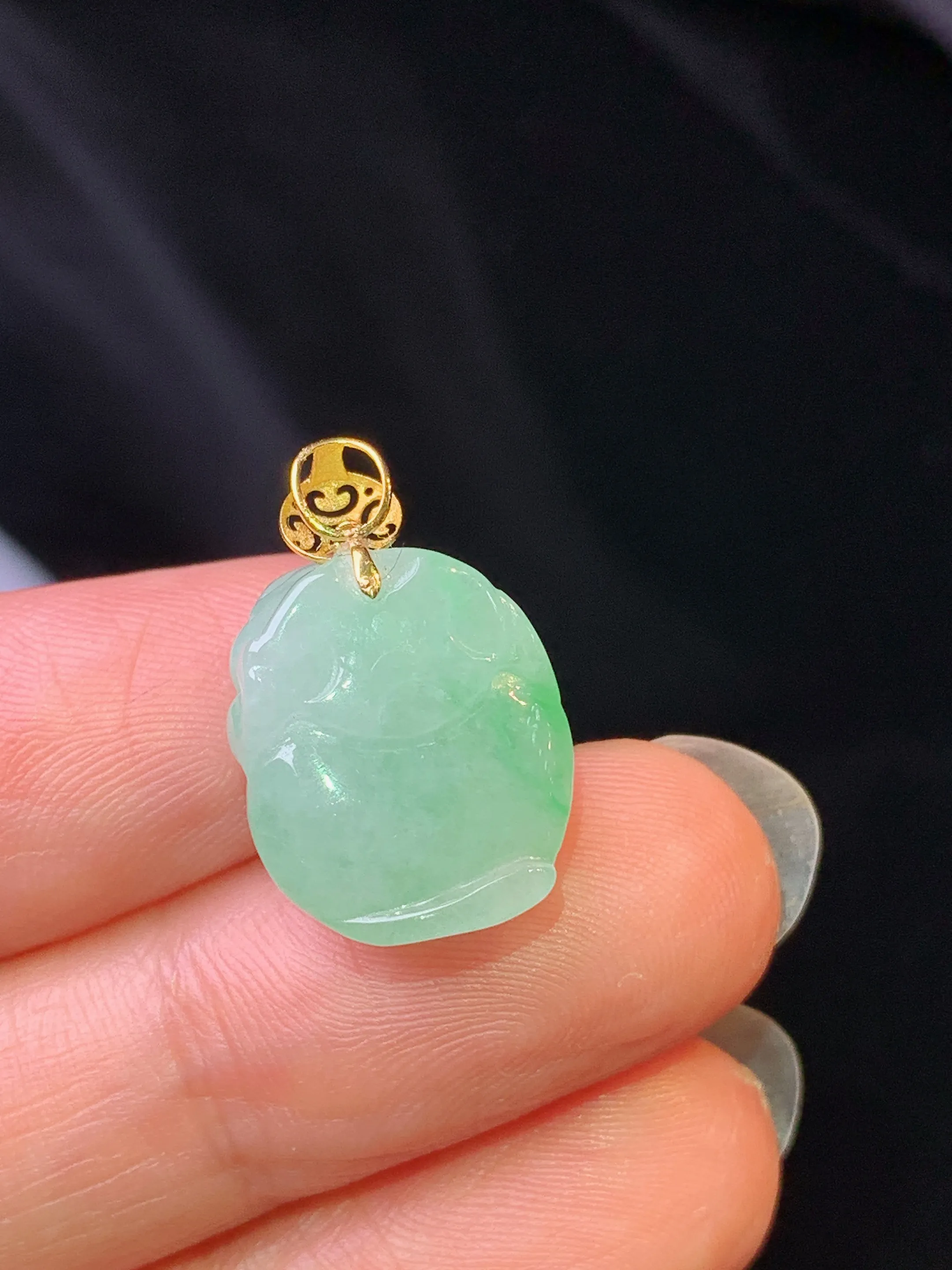 18k金镶嵌飘绿貔貅吊坠 玉质细腻 水润亮眼 整体尺寸19.5*13*9.3