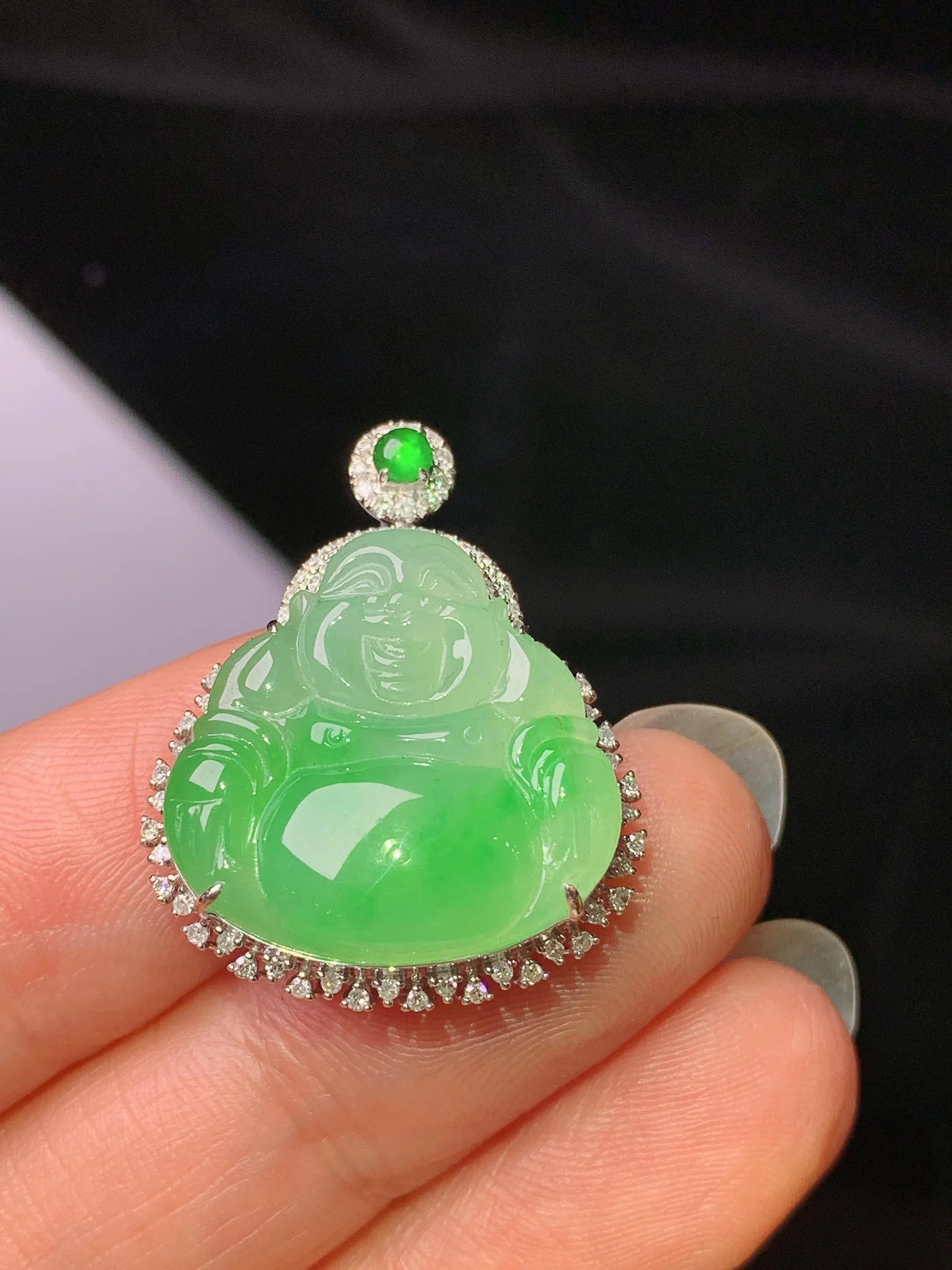 18k金钻镶嵌翠绿佛公吊坠 玉质细腻 水润亮眼 整体尺寸27.2*21.5*8.6