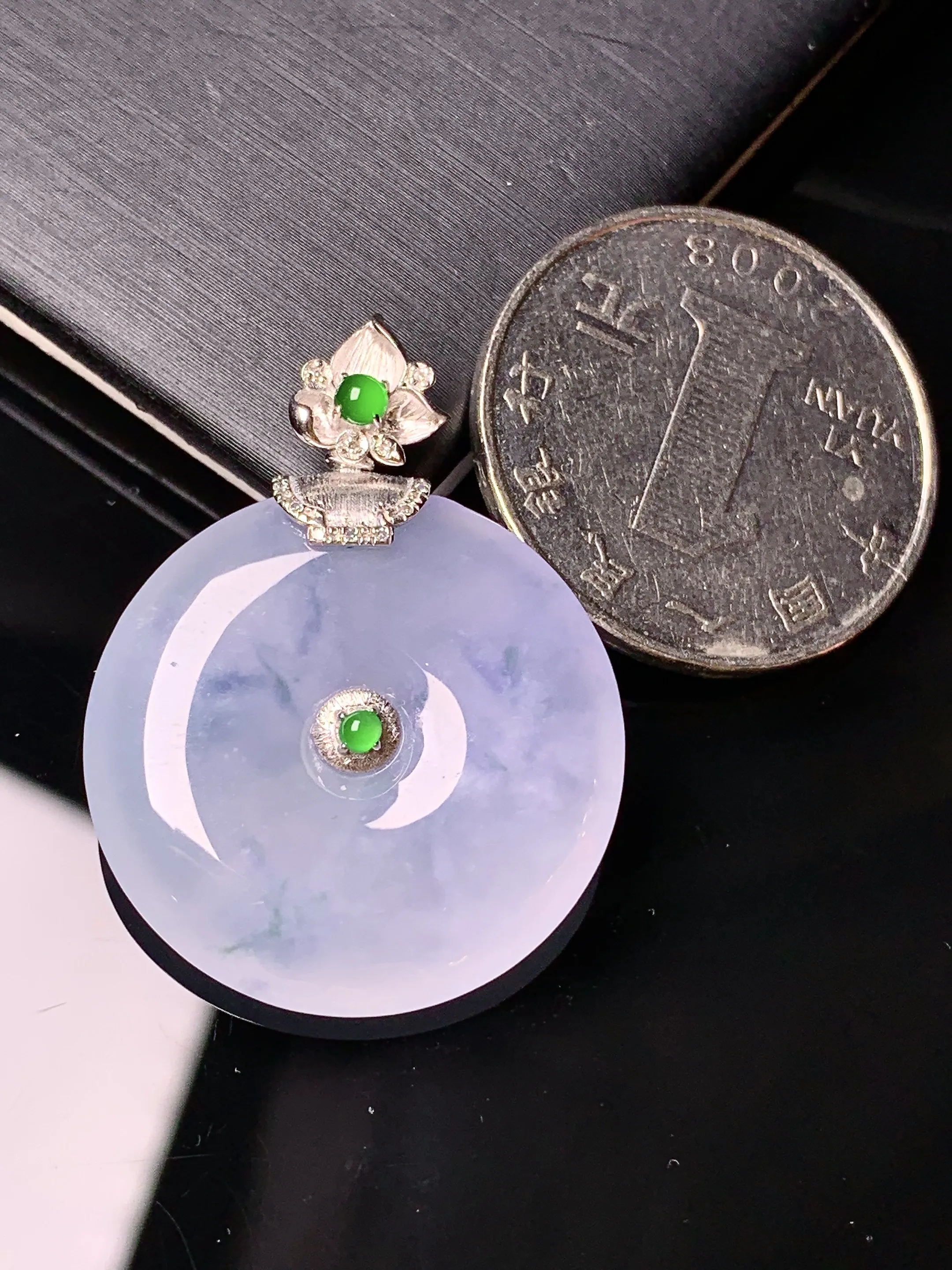 18k金钻镶嵌淡紫罗兰平安扣吊坠 玉质细腻 水润亮眼 整体尺寸33.5*25.2*5.2