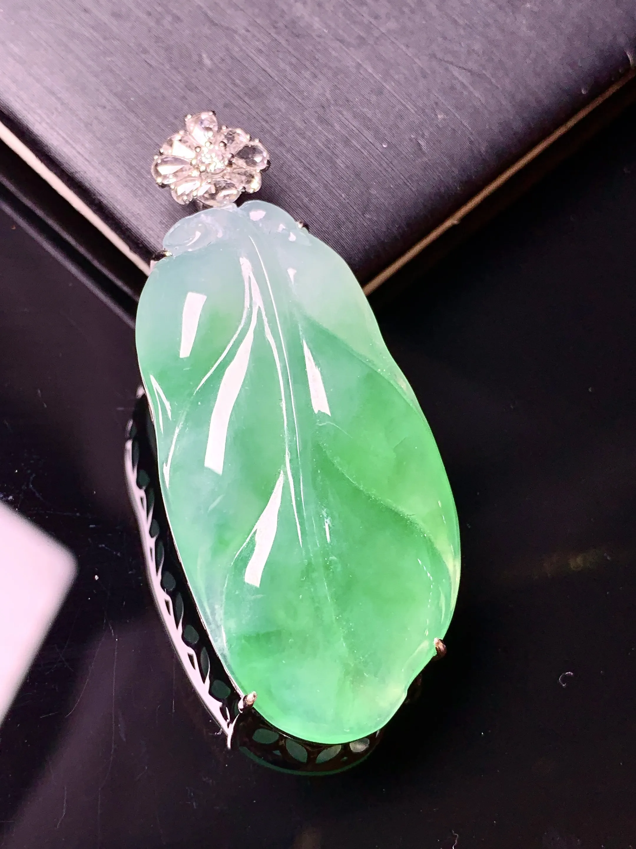 18k金钻镶嵌翠绿树叶吊坠 玉质细腻 水润亮眼 整体尺寸48*20*8.5