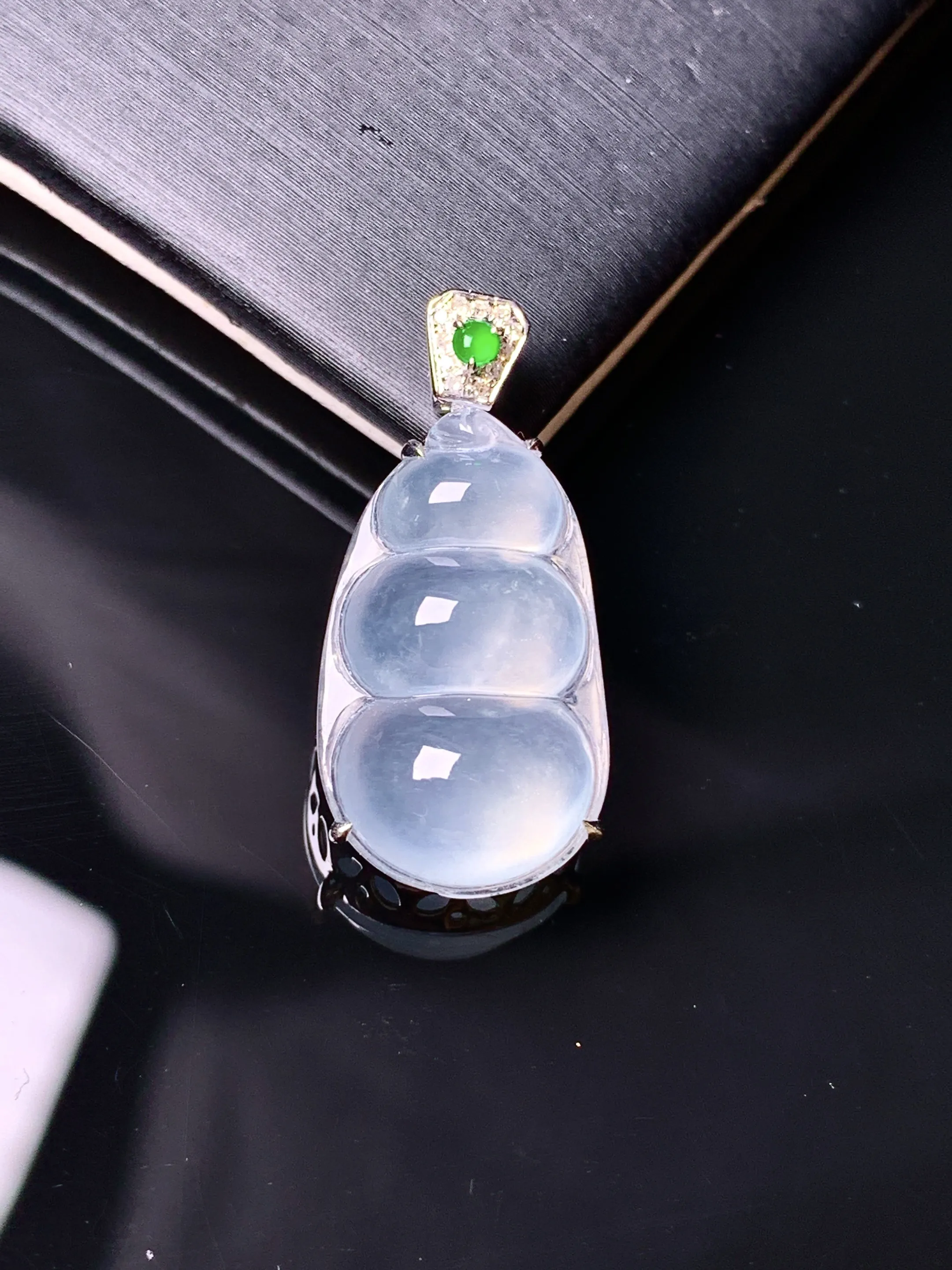 18k金钻镶嵌冰种四季豆吊坠 玉质细腻 水润亮眼 整体尺寸26.6*12.7*7.3