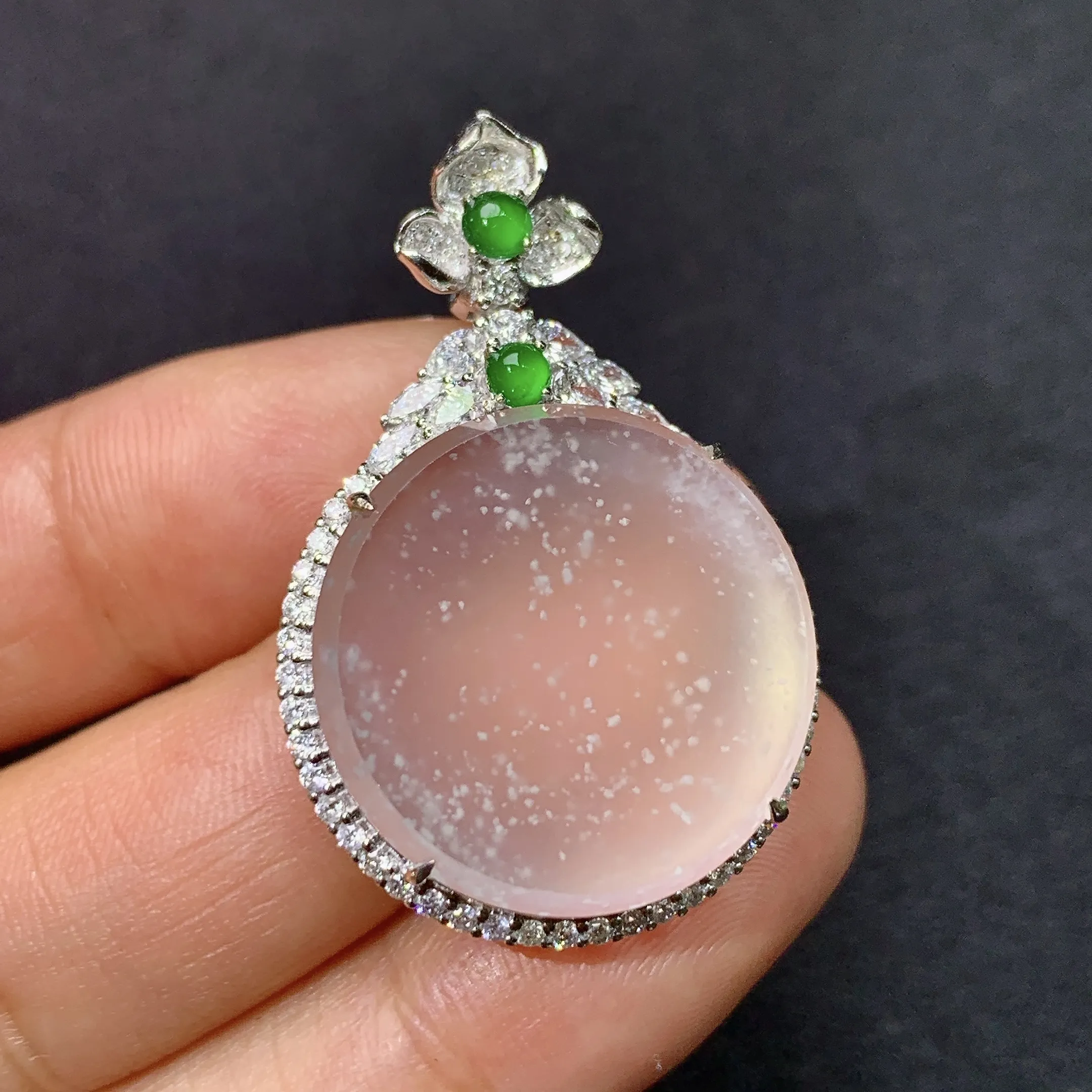 冰种圆牌吊坠，18k金镶嵌，冰透水润，玉质细腻，种水足，整体尺寸35.6*23.7*8.8