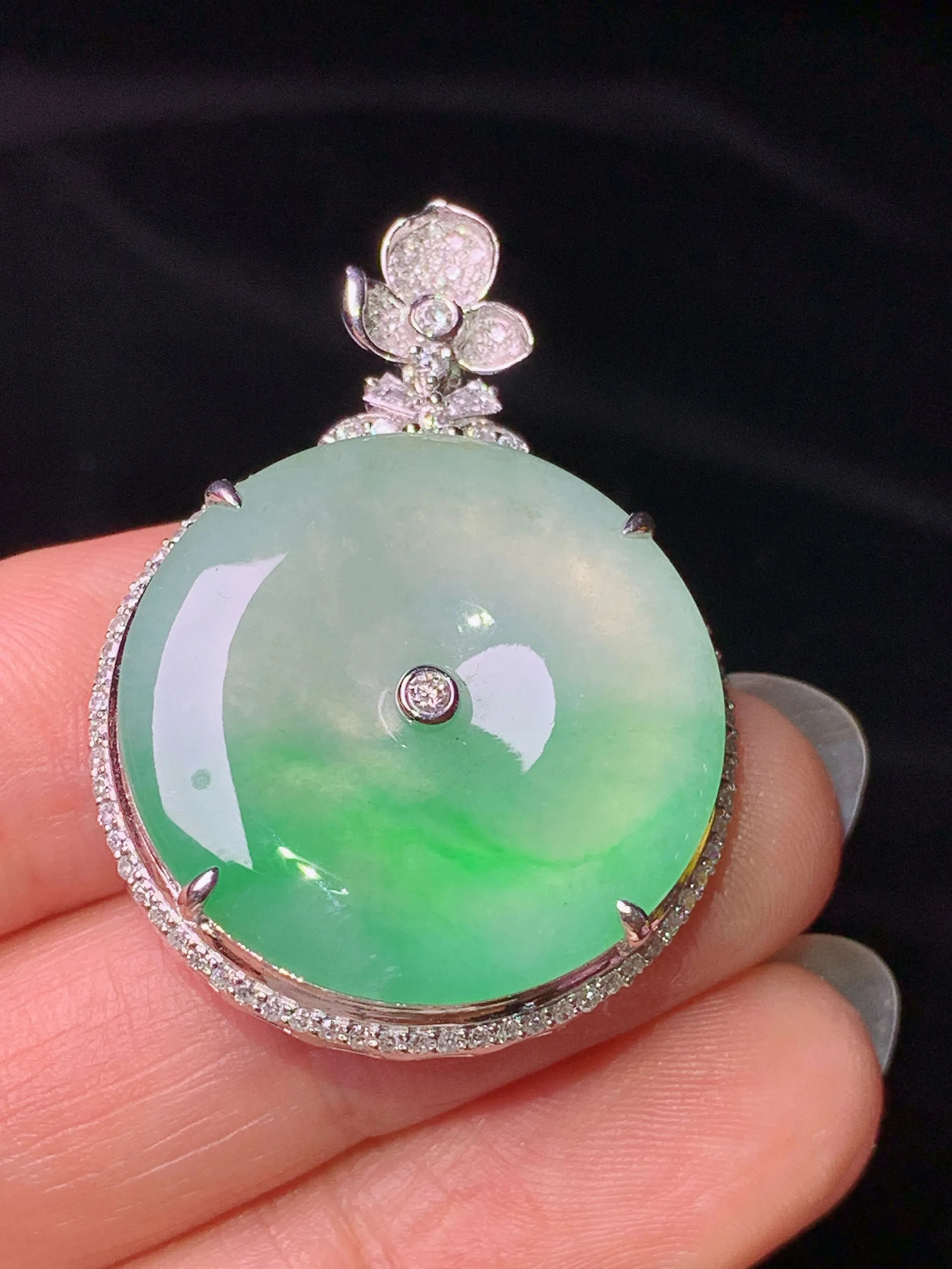 18k金钻镶嵌飘绿平安扣吊坠 玉质细腻 水润亮眼 整体尺寸36*25.8*7.3