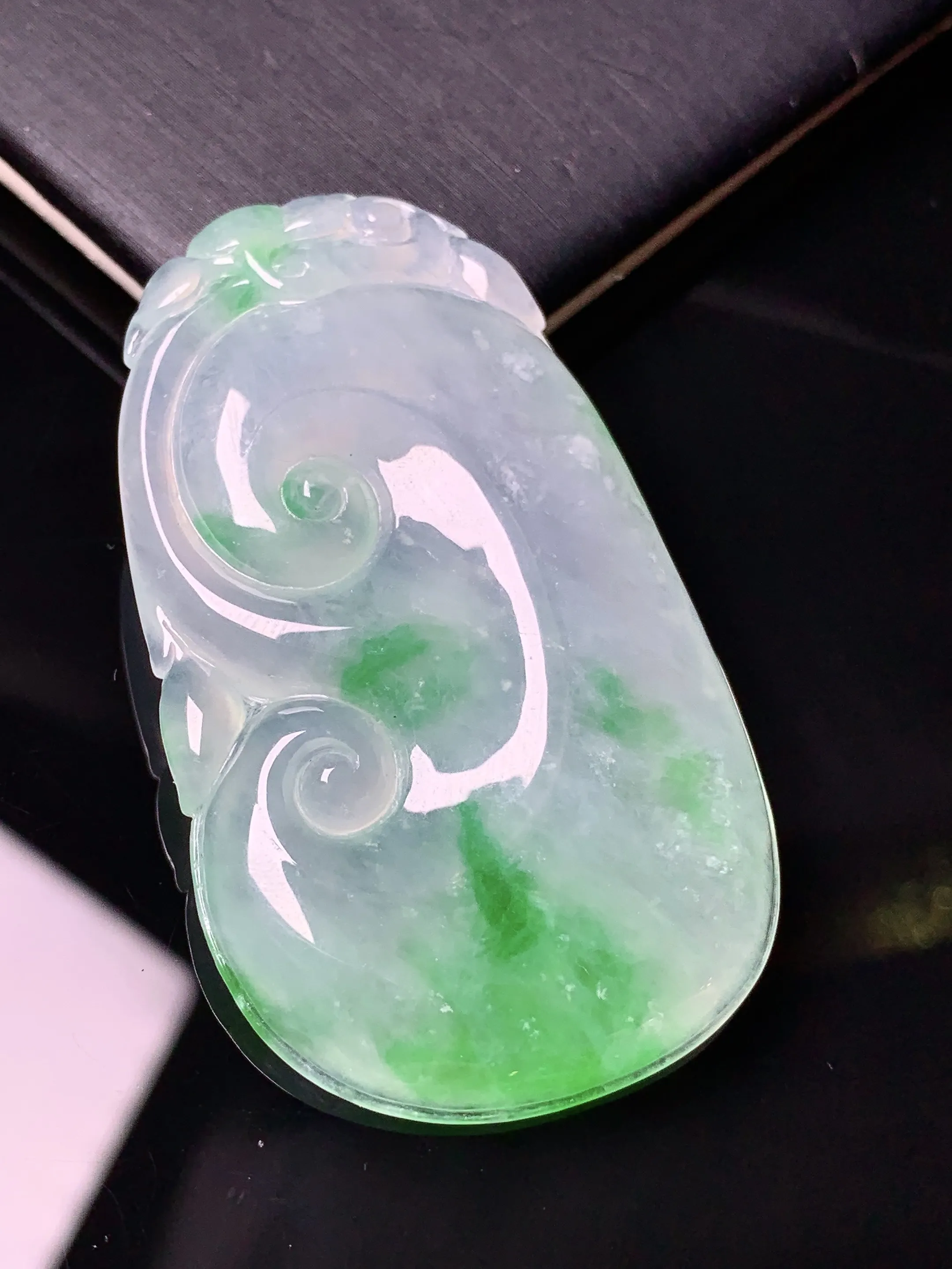 冰种飘绿如意吊坠 玉质细腻 水润亮眼 整体尺寸51.8*30.2*5.3