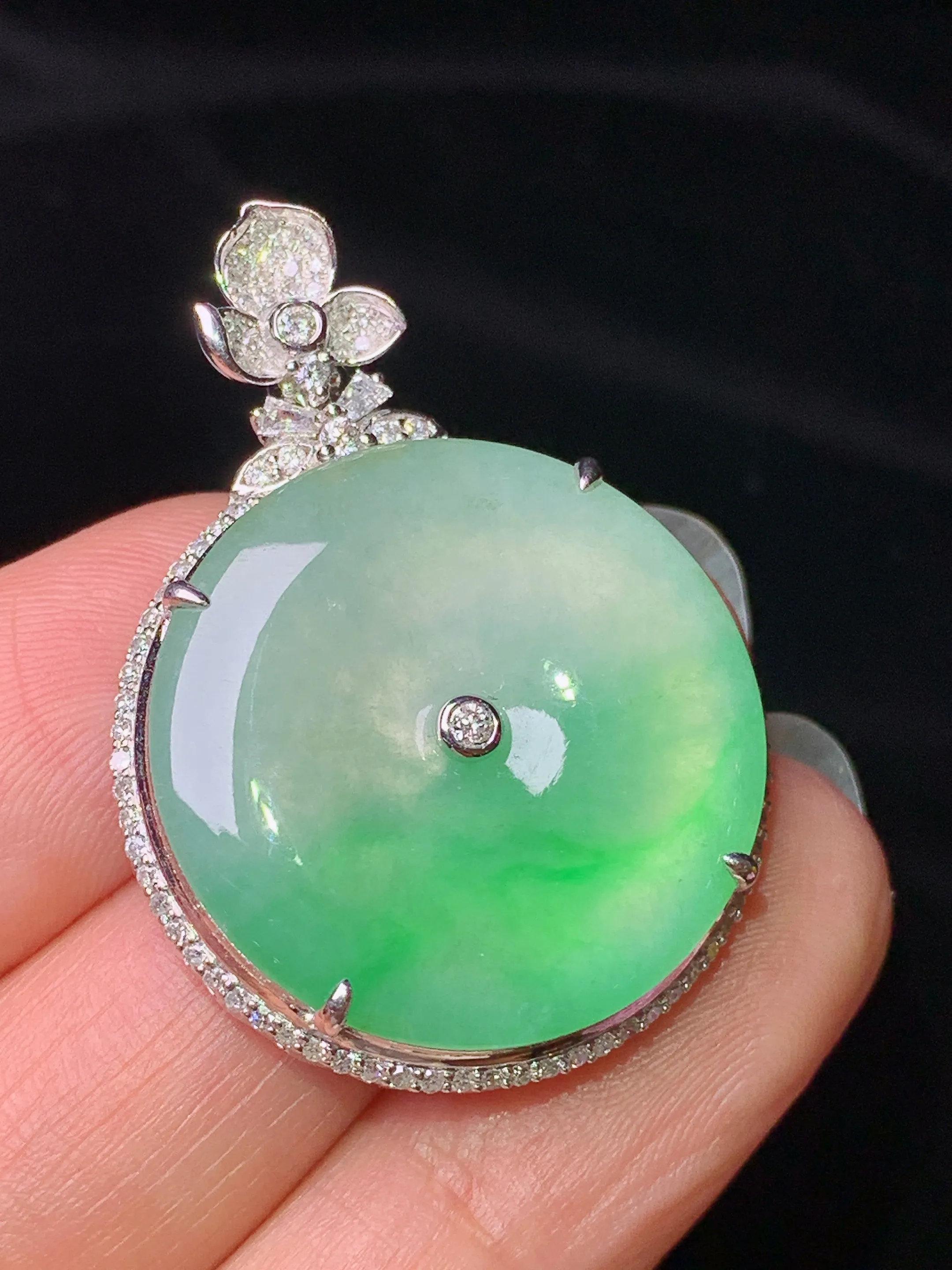 18k金钻镶嵌飘绿平安扣吊坠 玉质细腻 水润亮眼 整体尺寸36*25.8*7.3