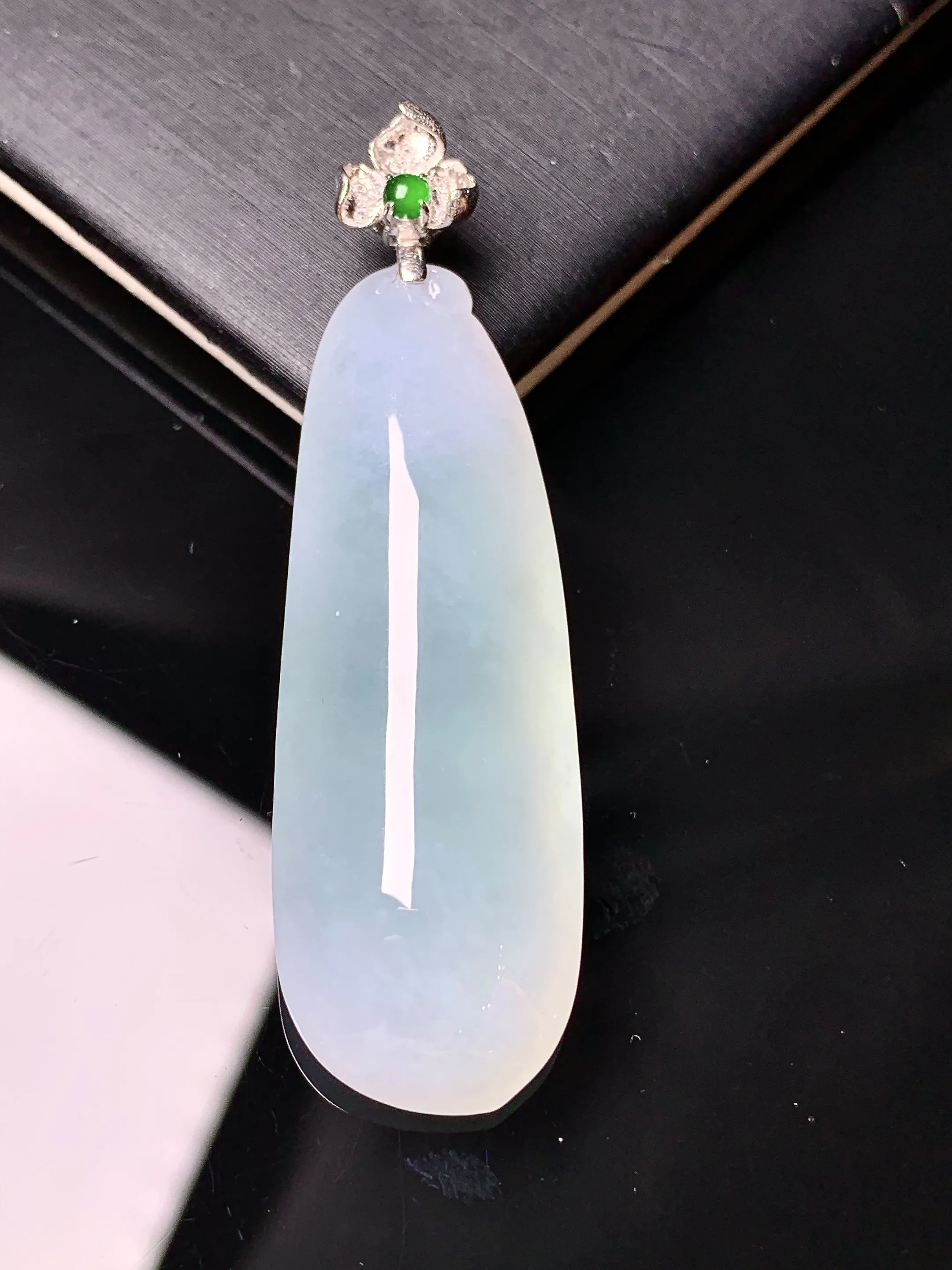 18k金钻镶嵌冰种福瓜吊坠 玉质细腻 水润亮眼 整体尺寸53.2*15.3*9.5