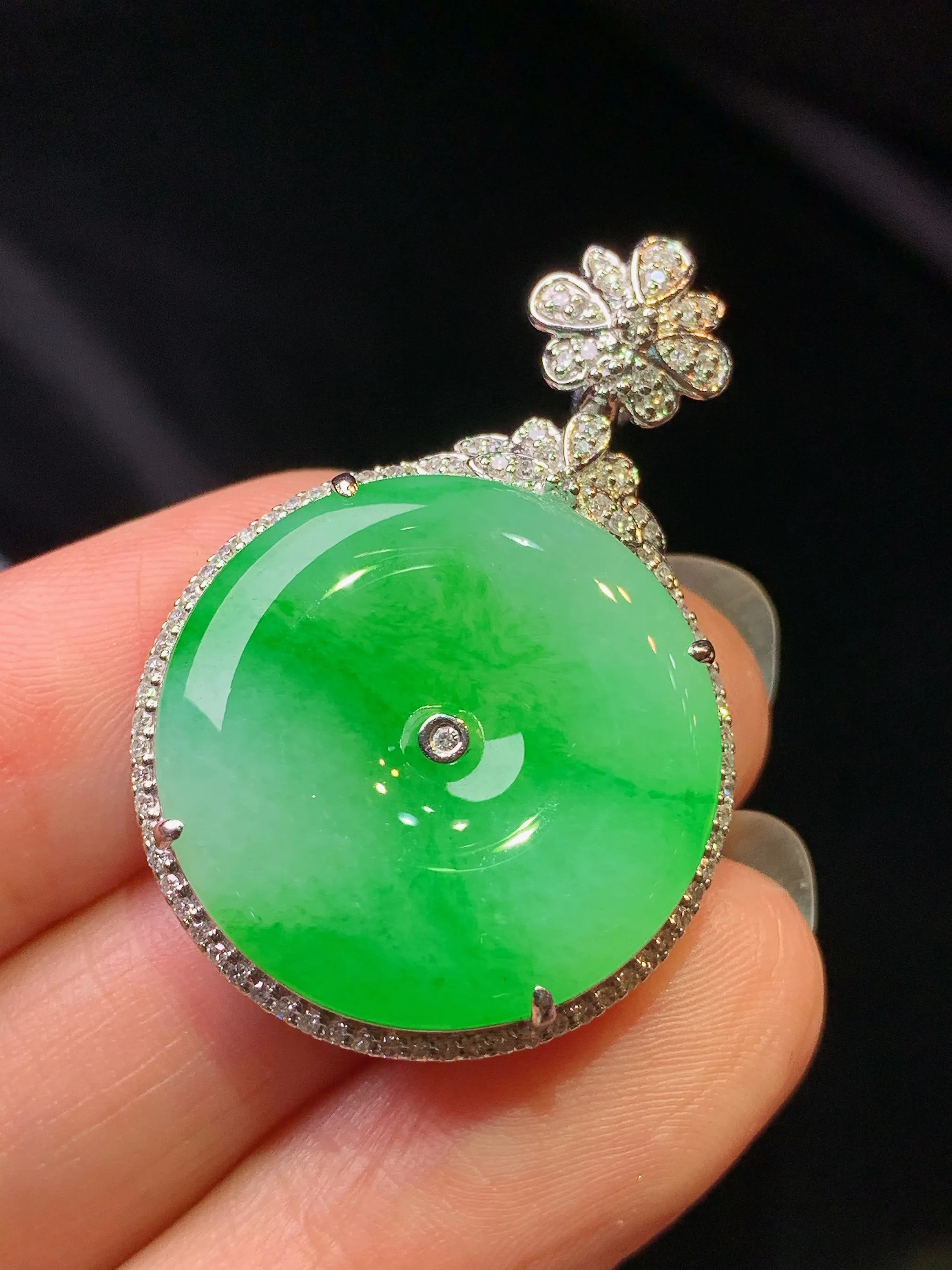 18k金钻镶嵌翠绿平安扣吊坠 玉质细腻 水润亮眼 整体尺寸35.8*24.2*8.2