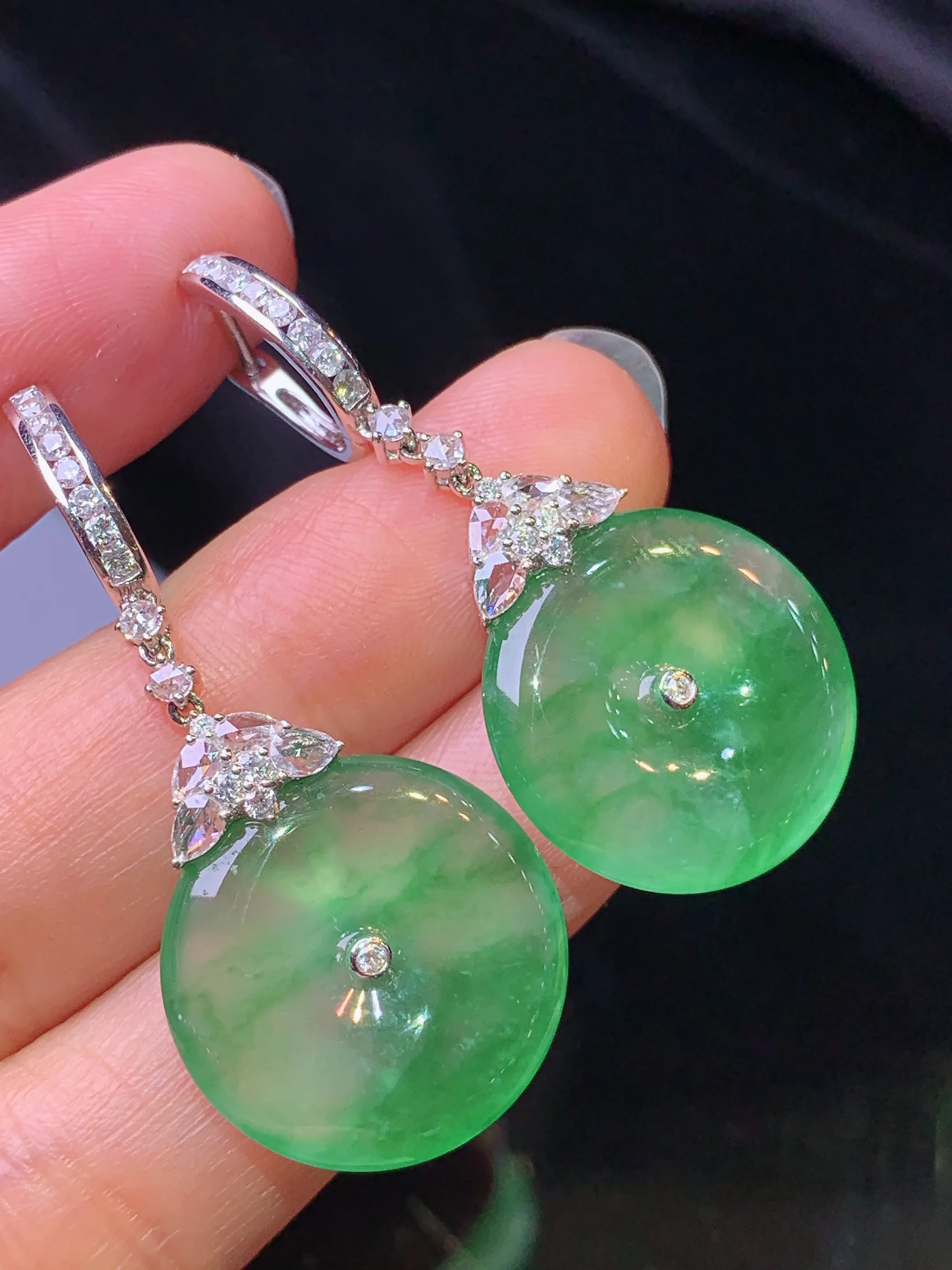 18k金钻镶嵌翠绿平安扣耳坠 玉质细腻 水润亮眼 整体尺寸43*19*4.2