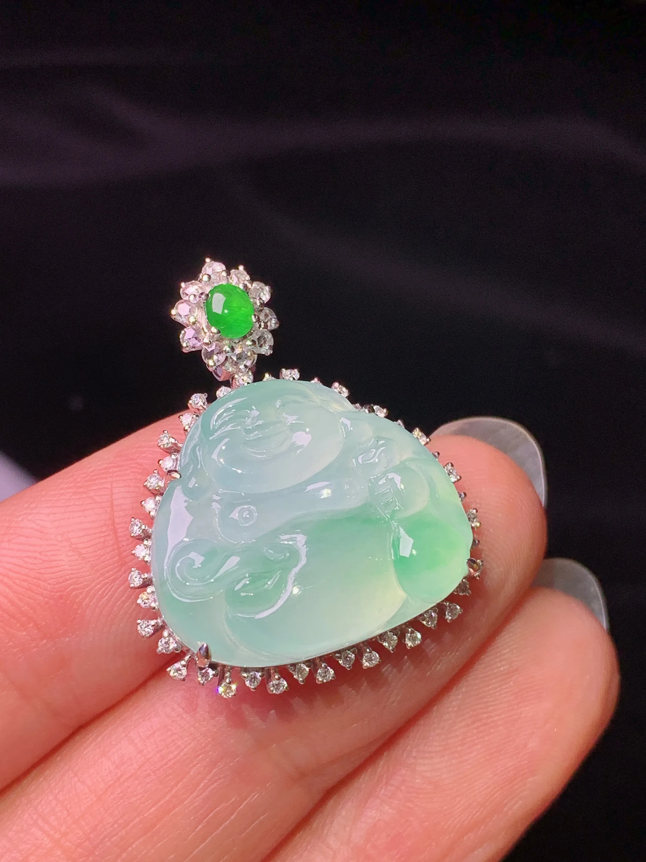 18k金钻镶嵌飘绿布袋佛公吊坠 玉质细腻 水润亮眼 整体尺寸27.2*23.5*8.2