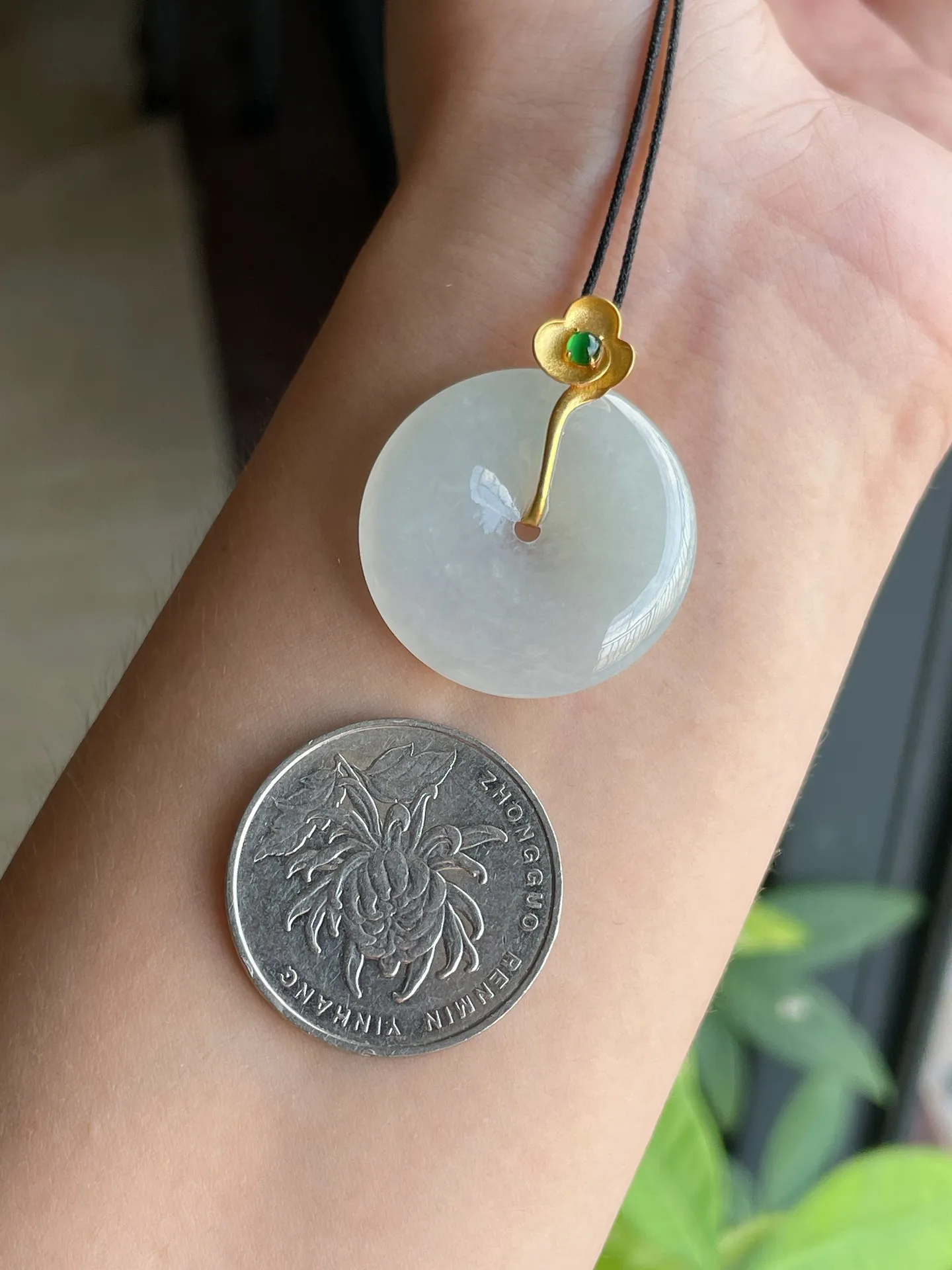 18k金镶白冰平安扣
整体31.3-25.6-4.9mm