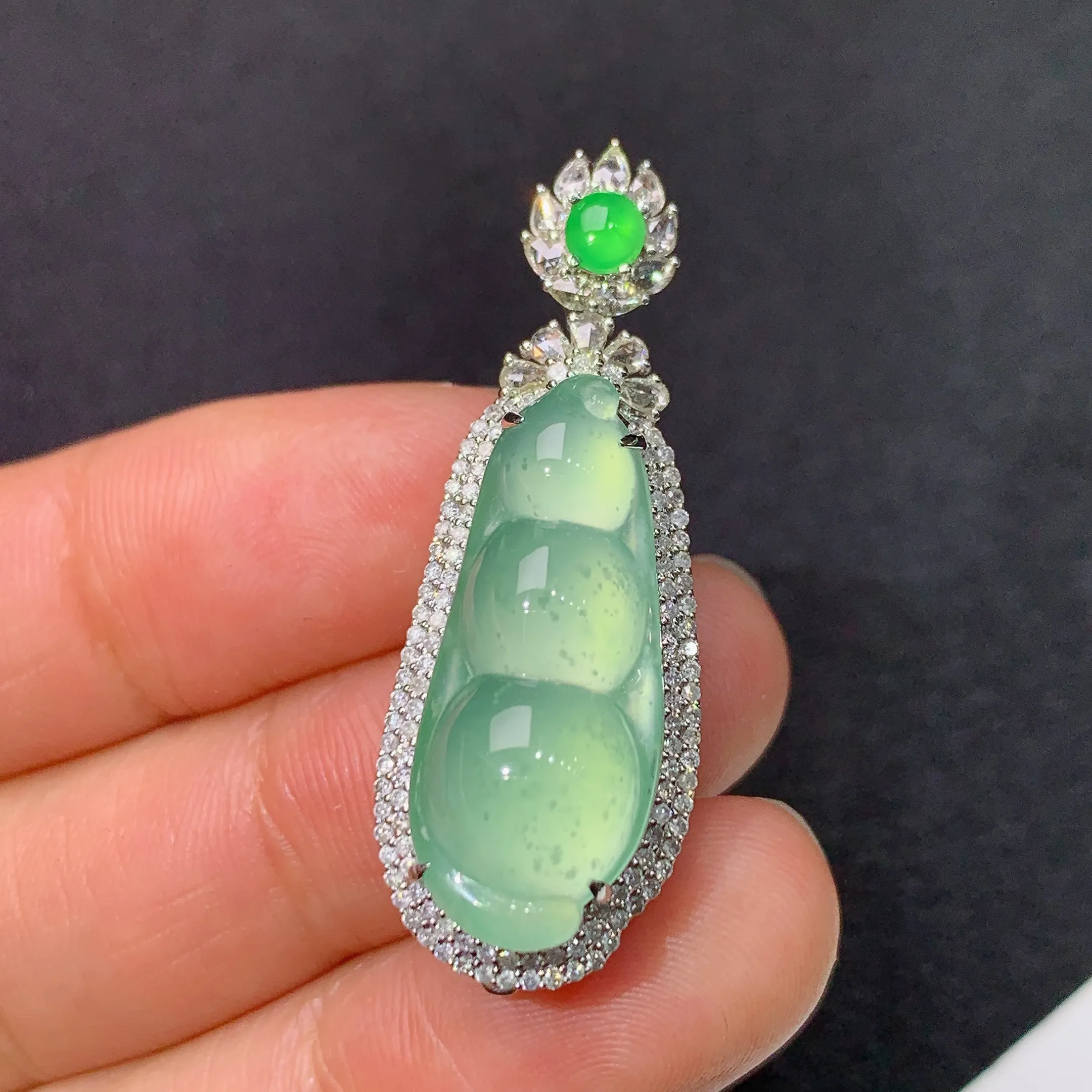 冰晴底福豆吊坠，18k金镶嵌，冰润饱满，玉质细腻，种水足，整体尺寸35.8*13*11.7