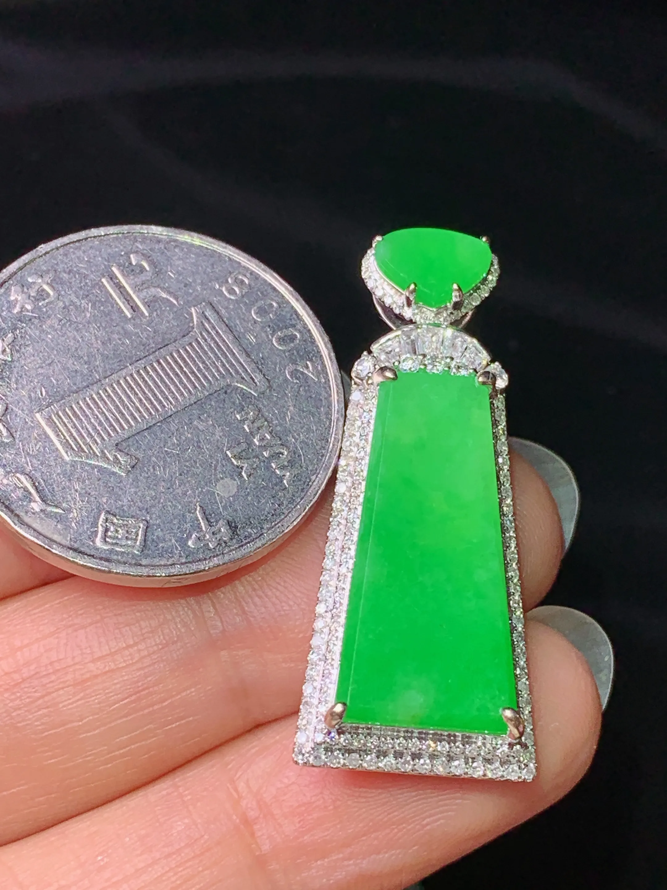 18k金钻镶嵌翠绿无事牌吊坠 玉质细腻 水润亮眼 整体尺寸35*14.5*7.2