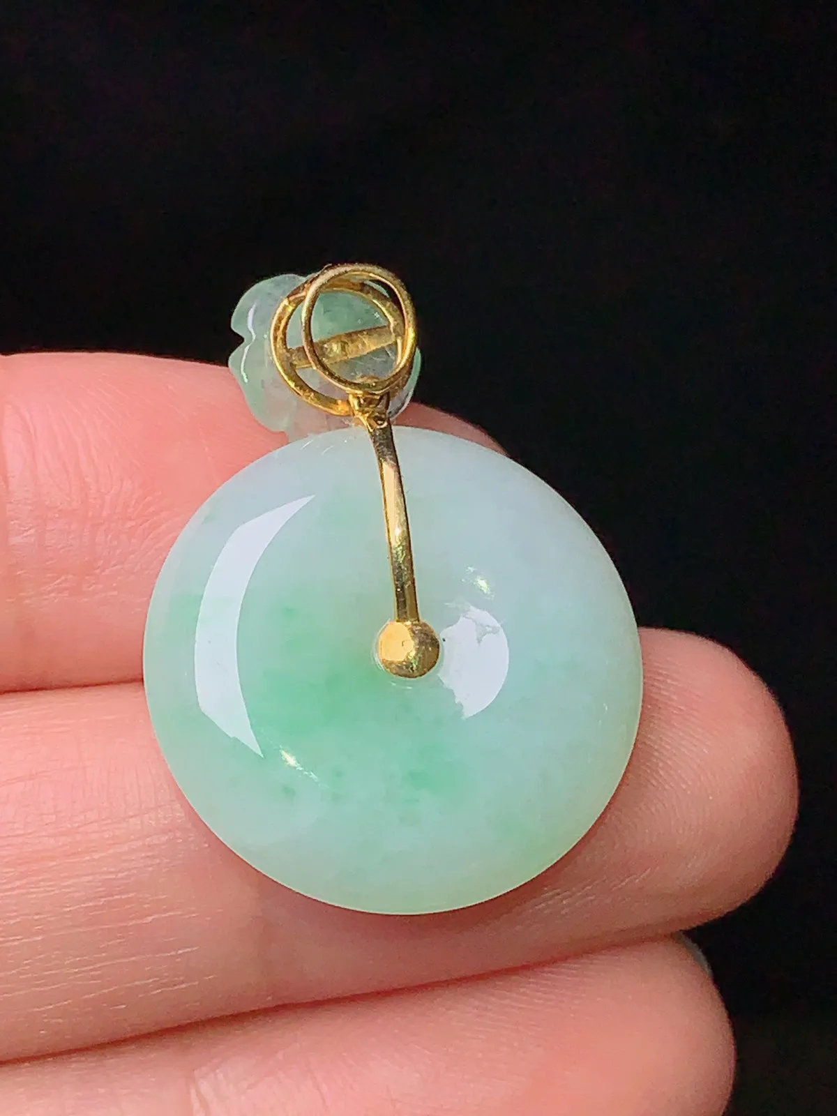 18k金钻镶嵌飘绿平安扣吊坠 玉质细腻 水润亮眼 整体尺寸28*20.2*5.7