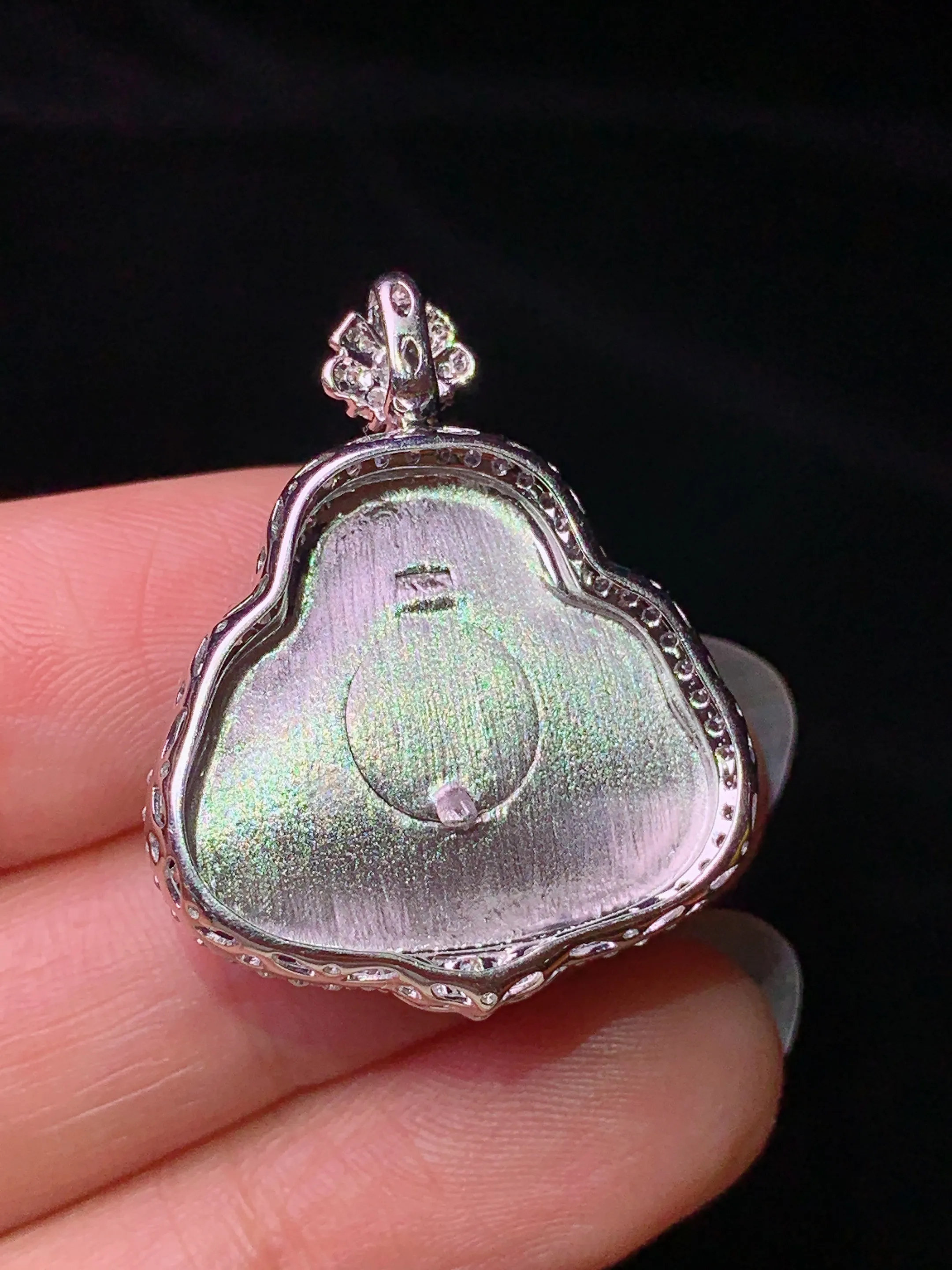 18k金钻镶嵌翠绿佛公吊坠 玉质细腻 水润亮眼 整体尺寸29.3*24*9.2