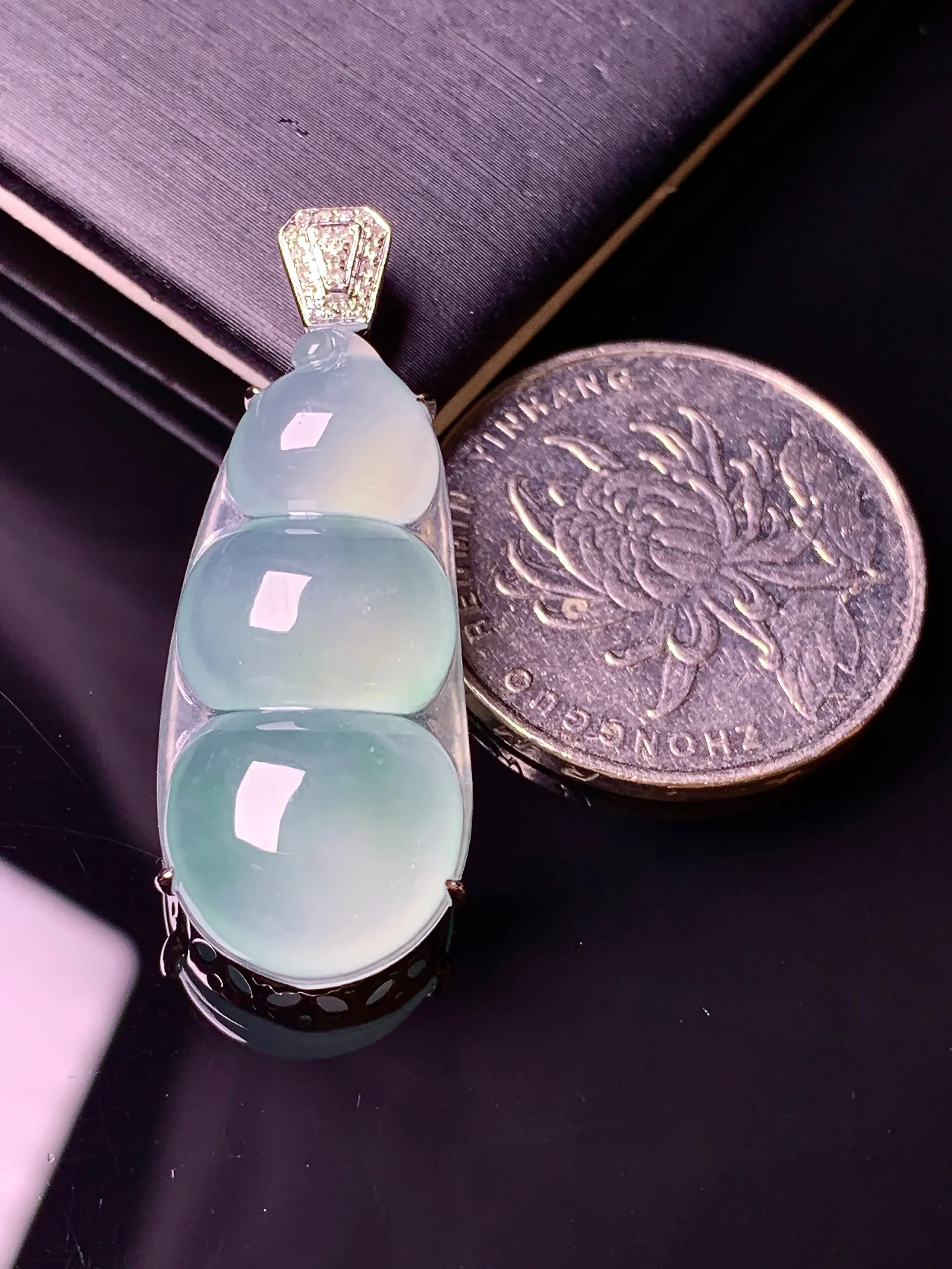 18k金钻镶嵌冰种四季豆吊坠 玉质细腻 水润亮眼 整体尺寸35.6*13.5*8.2