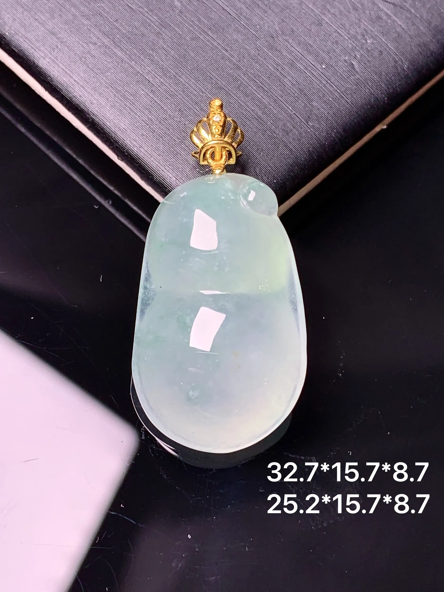 18k金钻镶嵌冰种四季豆吊坠 玉质细腻 水润亮眼 整体尺寸32.7*15.7*8.7