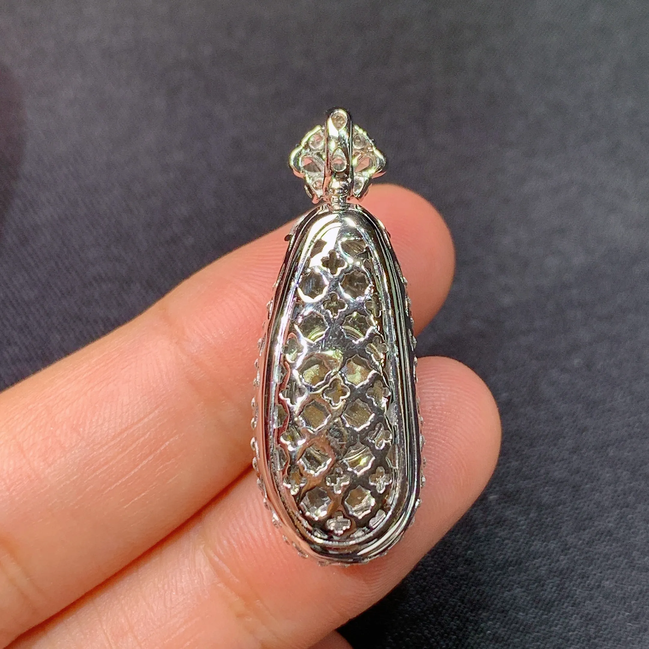 冰阳绿福豆吊坠，18k金镶嵌，色泽鲜阳，冰润细腻，种水足，整体尺寸32.3*12.1*10.8