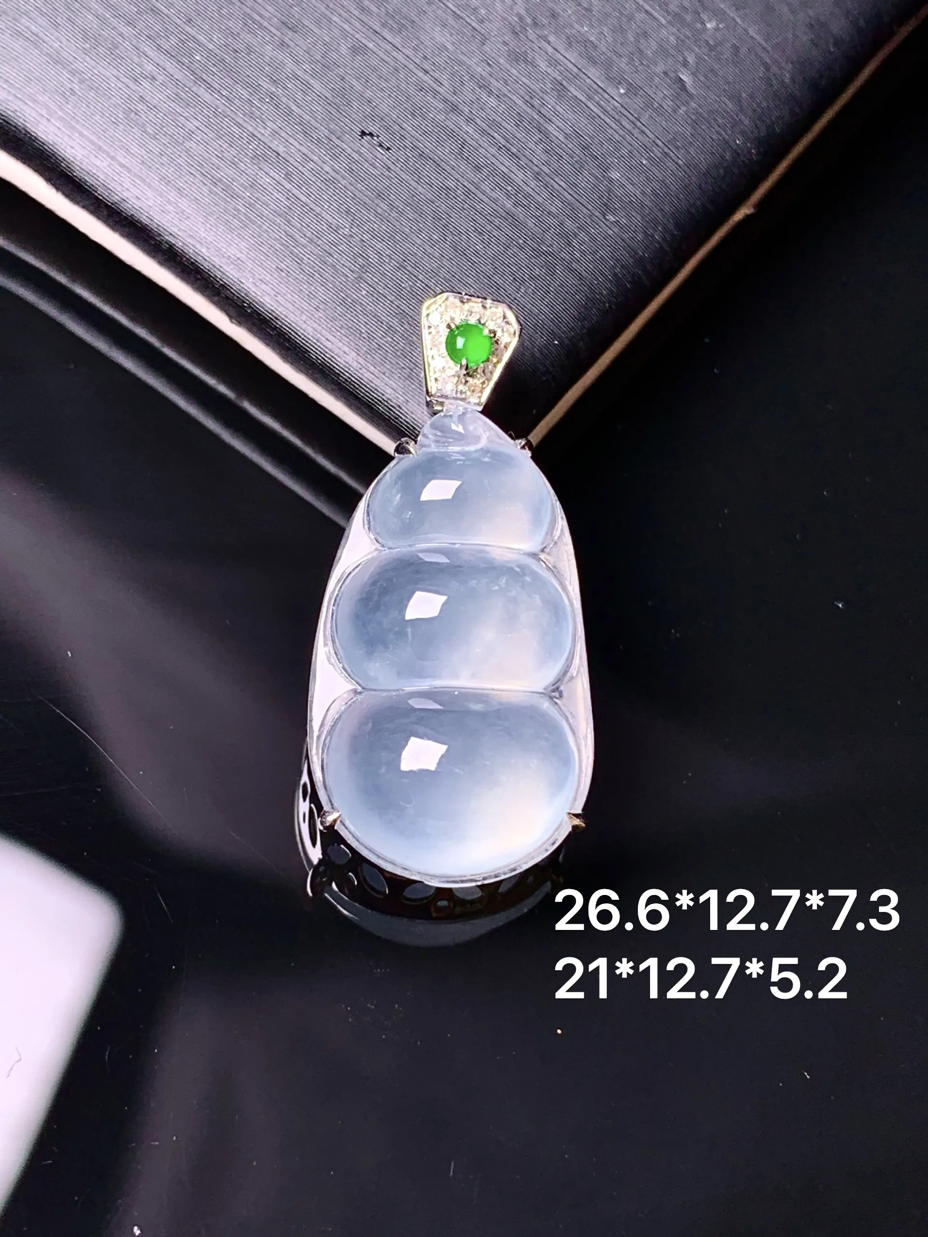 18k金钻镶嵌冰种四季豆吊坠 玉质细腻 水润亮眼 整体尺寸26.6*12.7*7.3