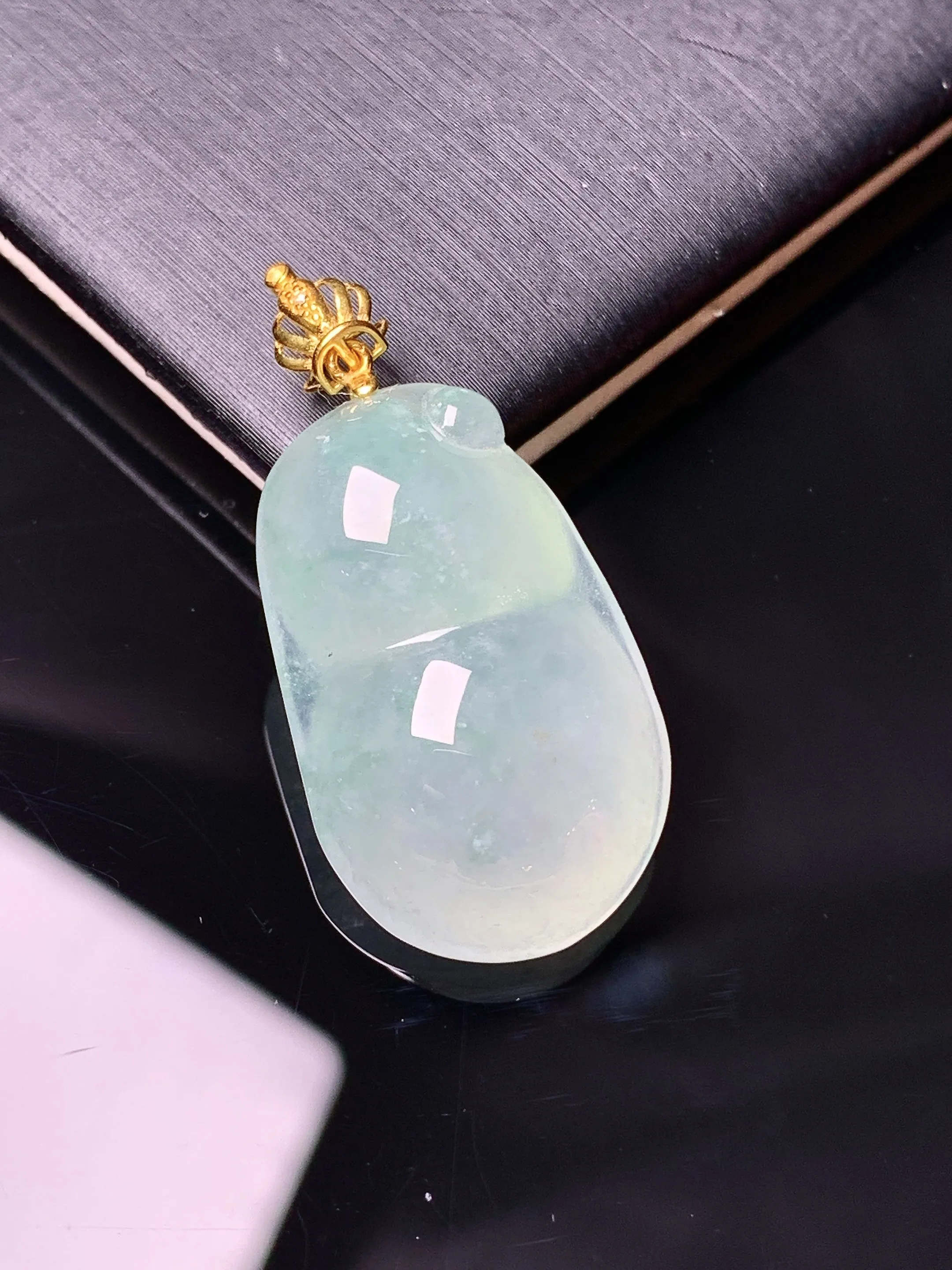 18k金钻镶嵌冰种四季豆吊坠 玉质细腻 水润亮眼 整体尺寸32.7*15.7*8.7