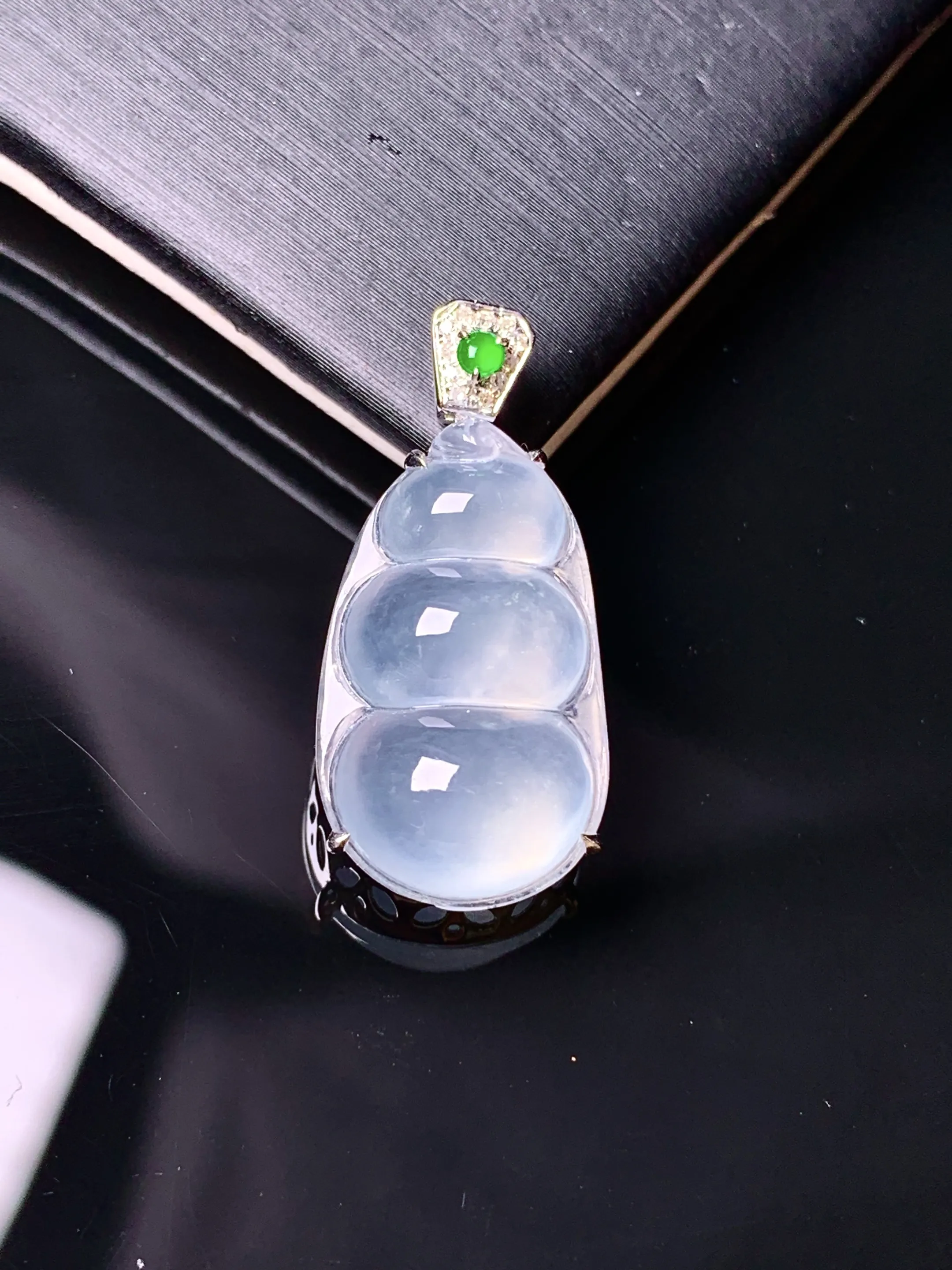 18k金钻镶嵌冰种四季豆吊坠 玉质细腻 水润亮眼 整体尺寸26.6*12.7*7.3