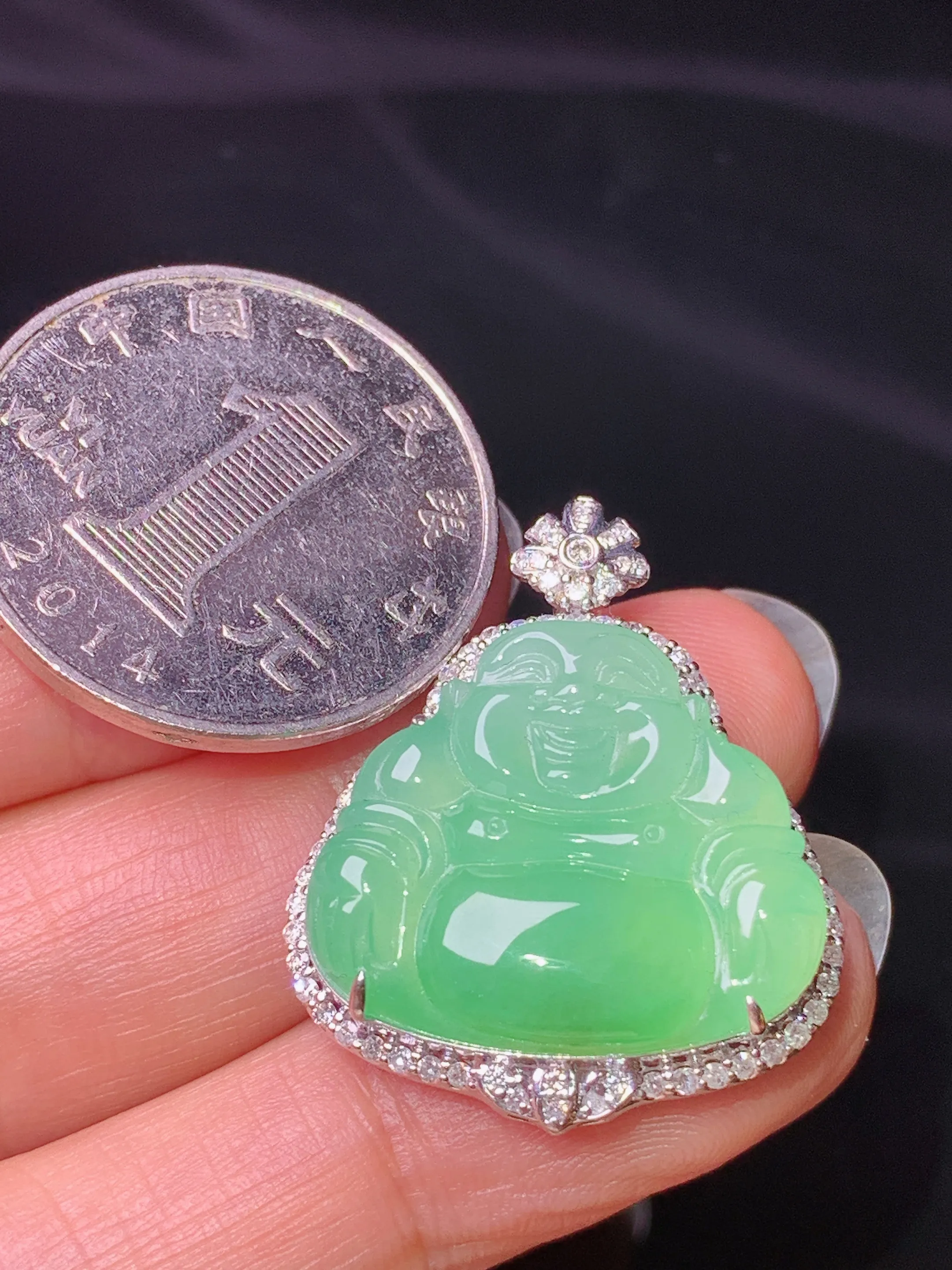18k金钻镶嵌翠绿佛公吊坠 玉质细腻 水润亮眼 整体尺寸29.3*24*9.2