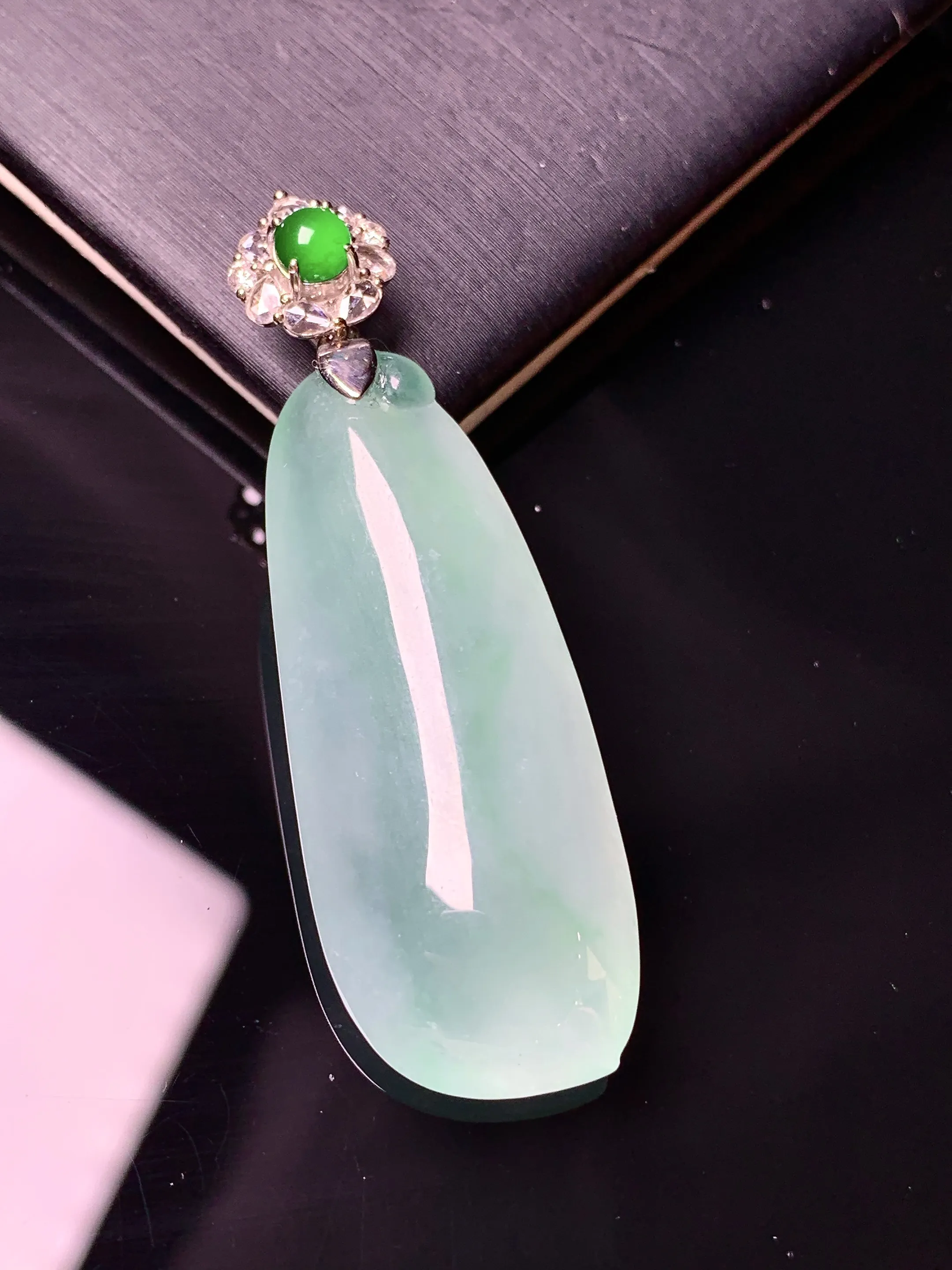 18k金钻镶嵌冰种福瓜吊坠 玉质细腻 水润亮眼 整体尺寸48.2*15.7*8.6