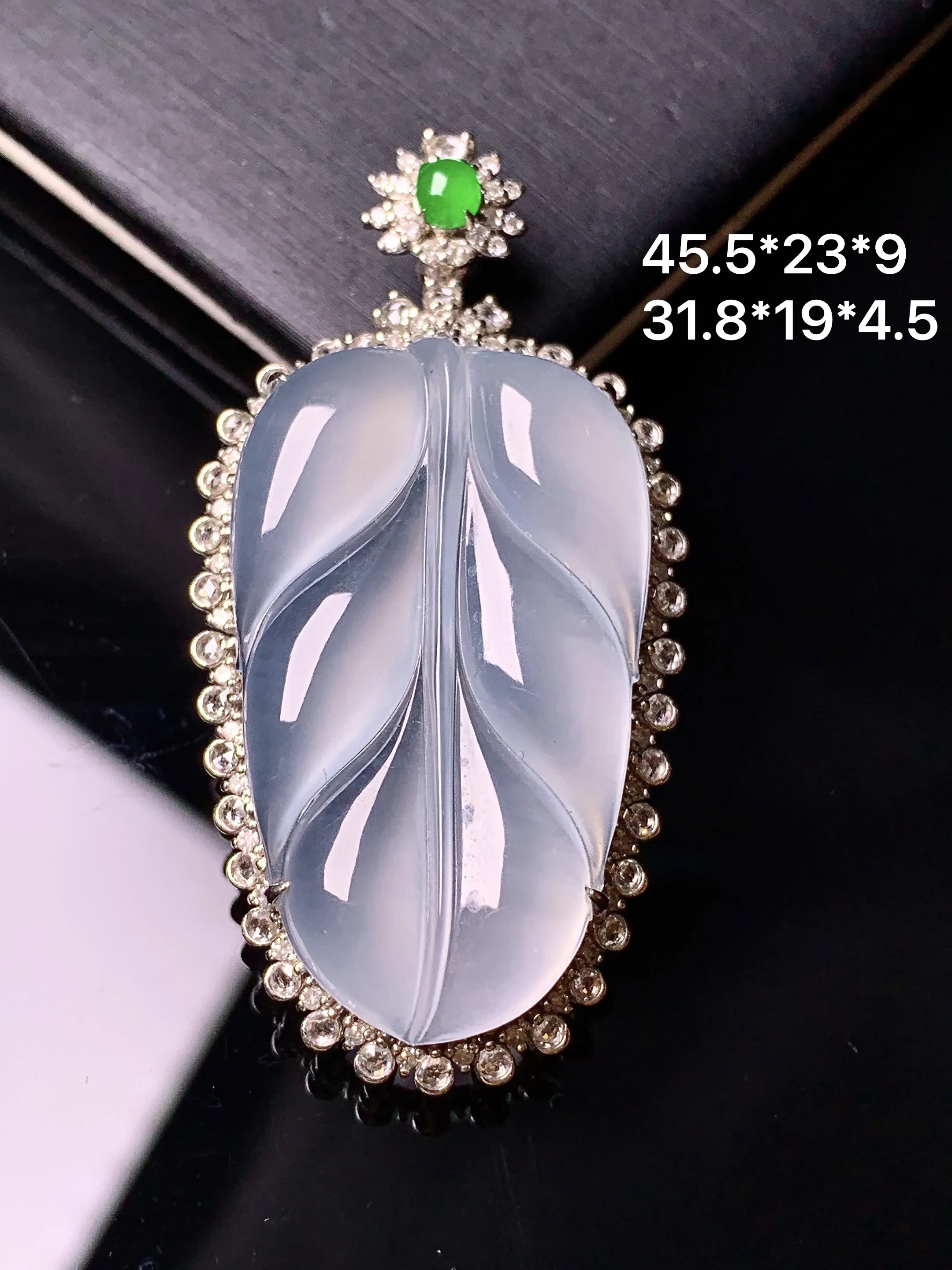 18k金钻镶嵌冰种树叶吊坠 玉质细腻 水润亮眼 整体尺寸45.5*23*9