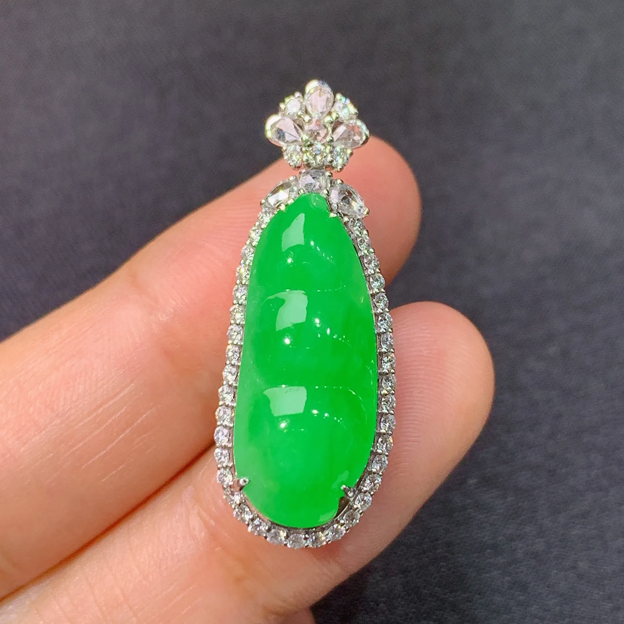 冰阳绿福豆吊坠，18k金镶嵌，色泽鲜阳，冰润细腻，种水足，整体尺寸32.3*12.1*10.8