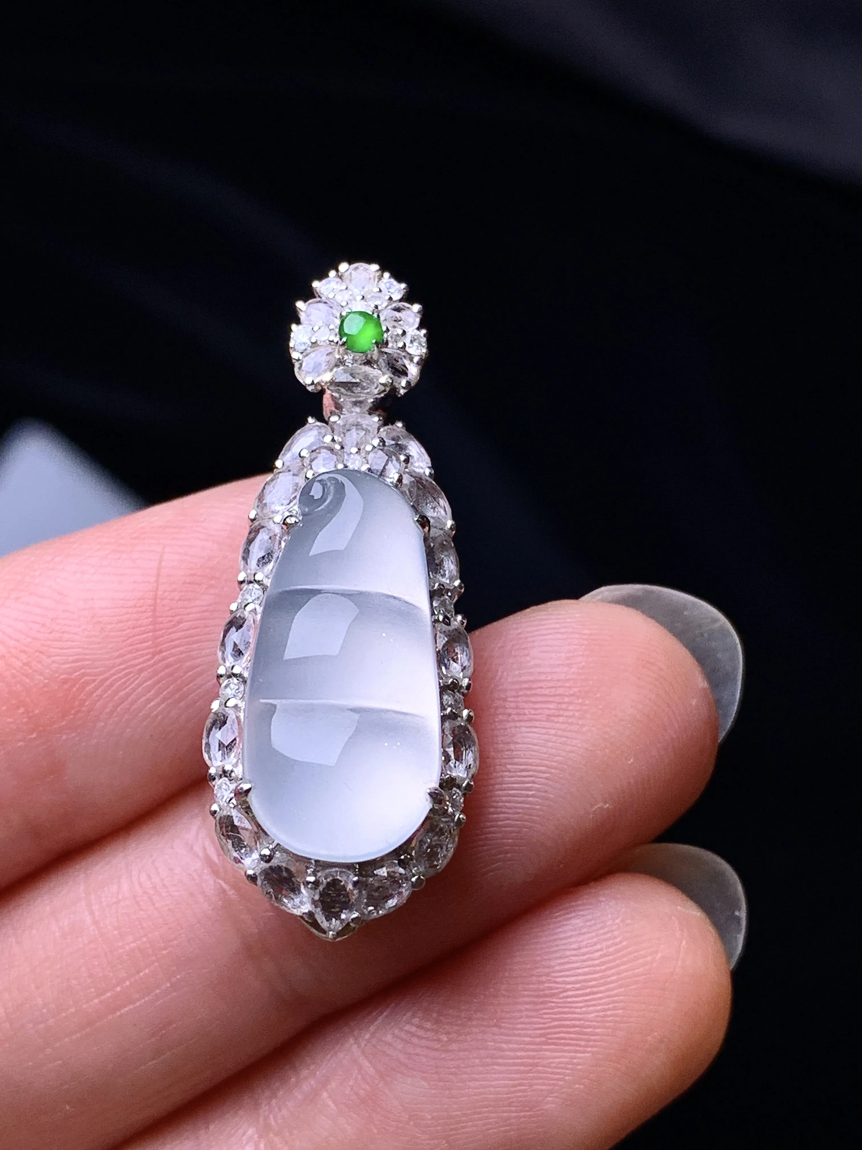 18k金钻镶嵌冰种四季豆吊坠 玉质细腻 水润亮眼 整体尺寸32*12.3*10