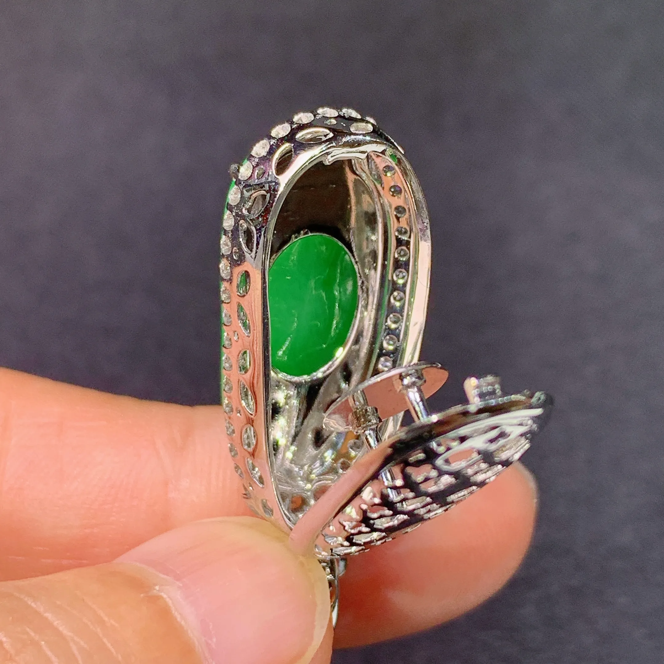 冰阳绿福豆吊坠，18k金镶嵌，色泽鲜阳，冰润细腻，种水足，整体尺寸32.3*12.1*10.8