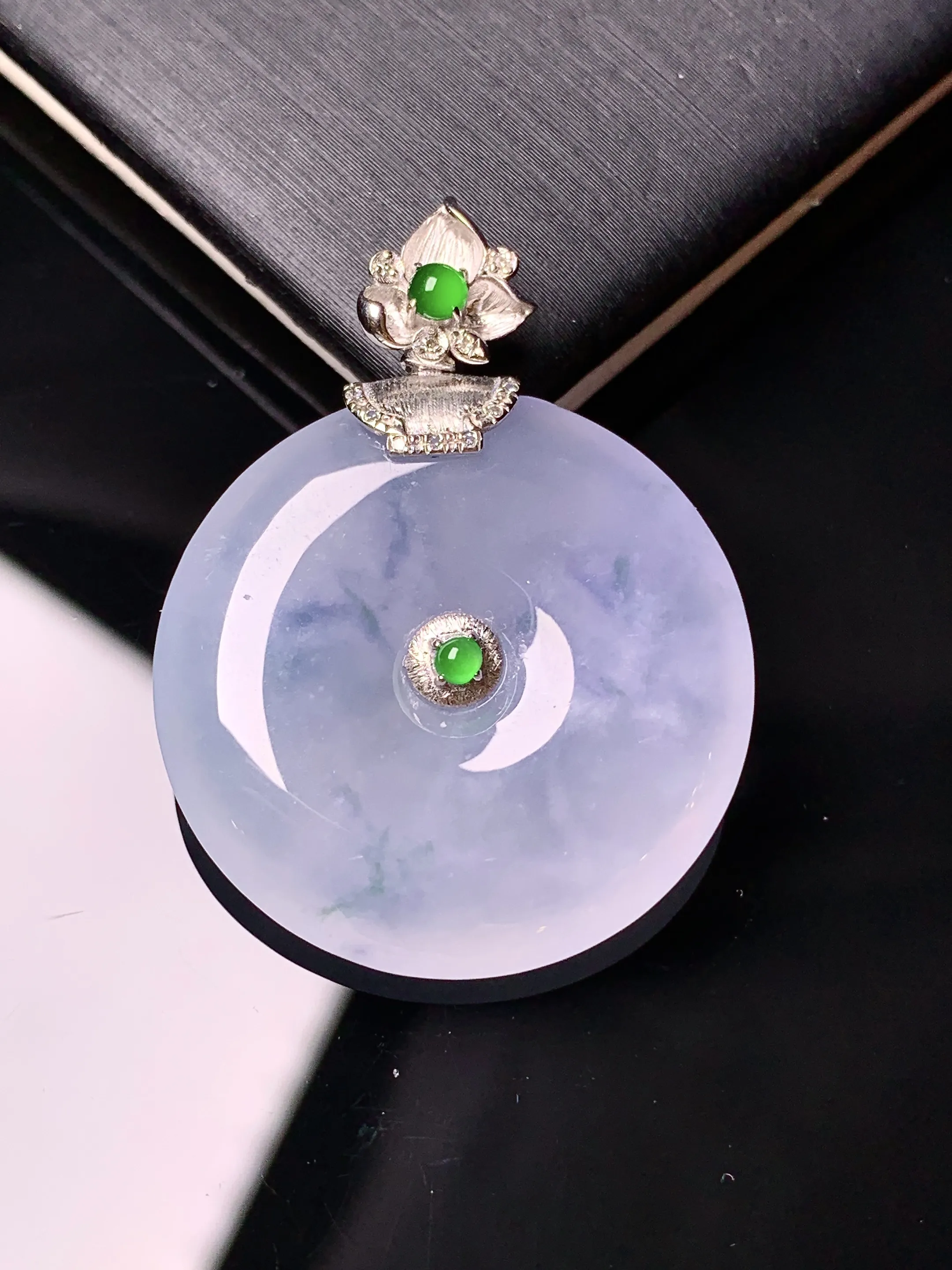 18k金钻镶嵌淡紫罗兰平安扣吊坠 玉质细腻 水润亮眼 整体尺寸33.5*25.2*5.2