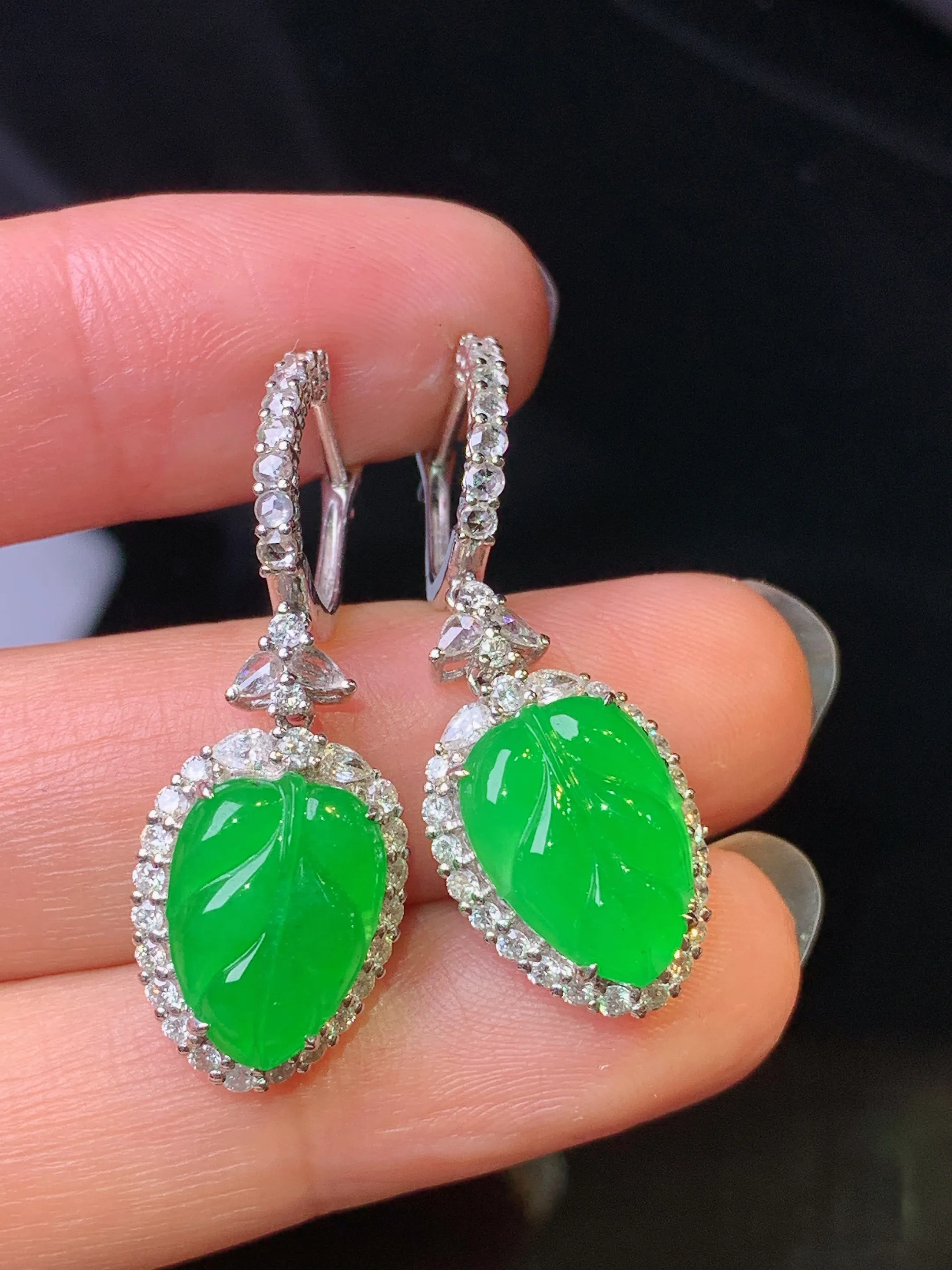 18k金钻镶嵌翠绿树叶耳坠 玉质细腻 水润亮眼 整体尺寸34.5*11.8*7.5