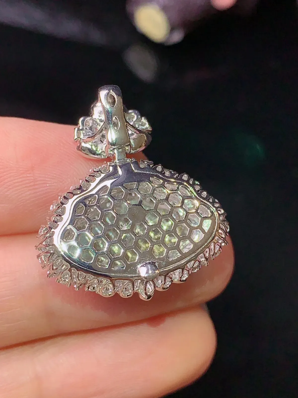 18k金钻镶嵌翠绿佛公吊坠 玉质细腻 水润亮眼 整体尺寸25.5*22.8*9.2