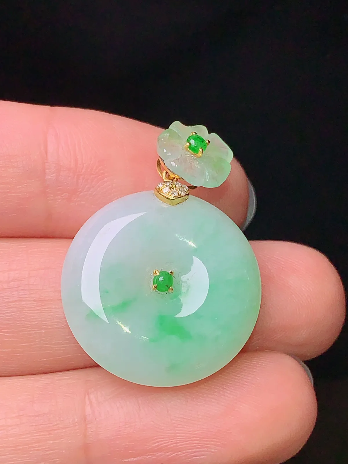18k金钻镶嵌飘绿平安扣吊坠 玉质细腻 水润亮眼 整体尺寸28*20.2*5.7
