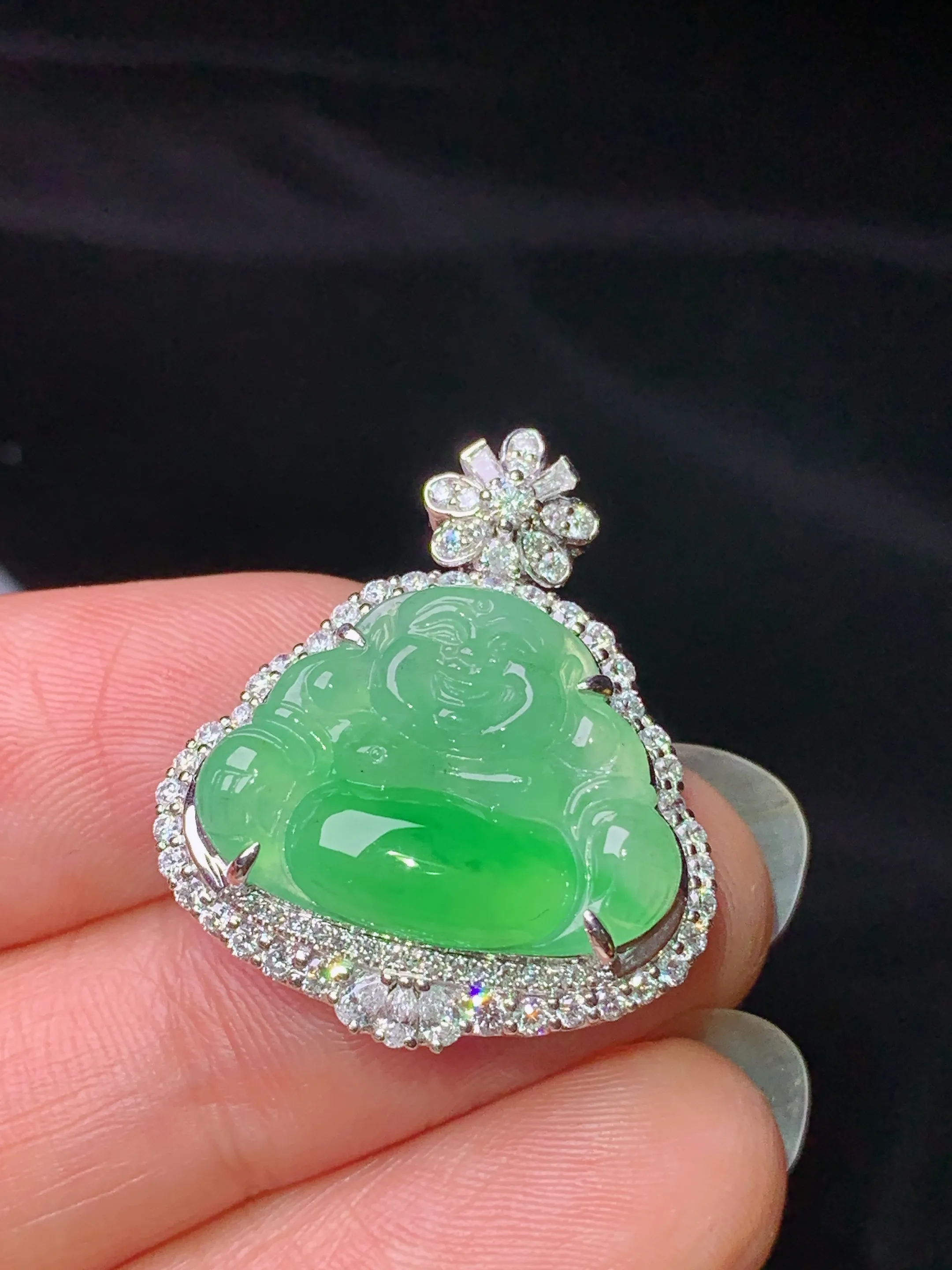 18k金钻镶嵌翠绿佛公吊坠 玉质细腻 水润亮眼 整体尺寸26.5*22.3*8