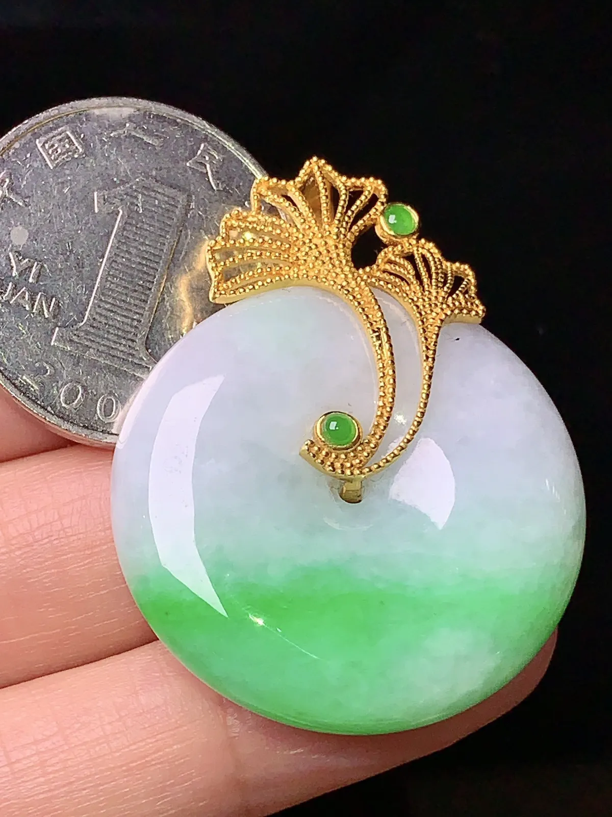 18k金镶嵌飘绿平安扣吊坠 玉质细腻 水润亮眼 整体尺寸40.3*31.5*7.8