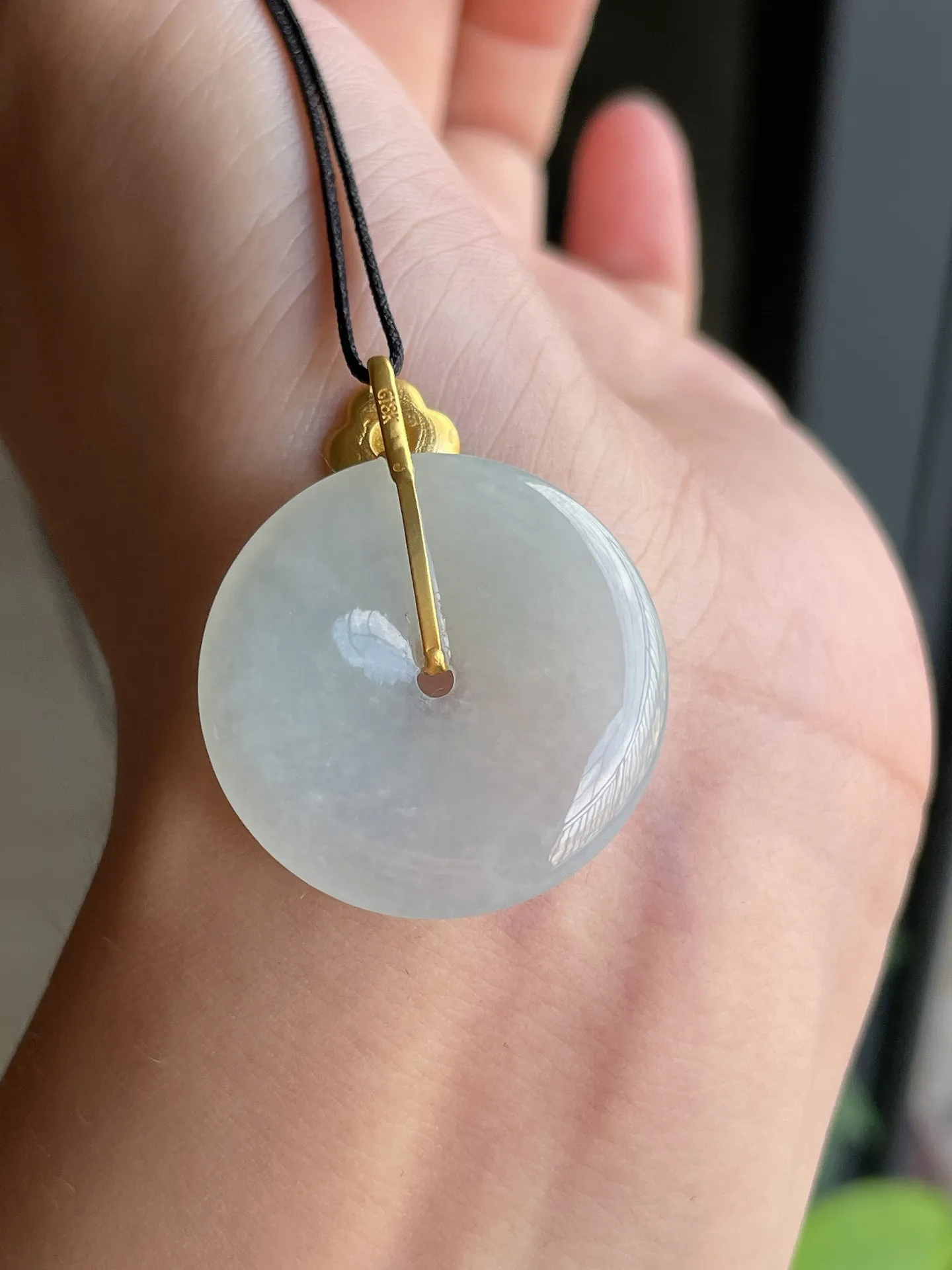 18k金镶白冰平安扣
整体31.3-25.6-4.9mm