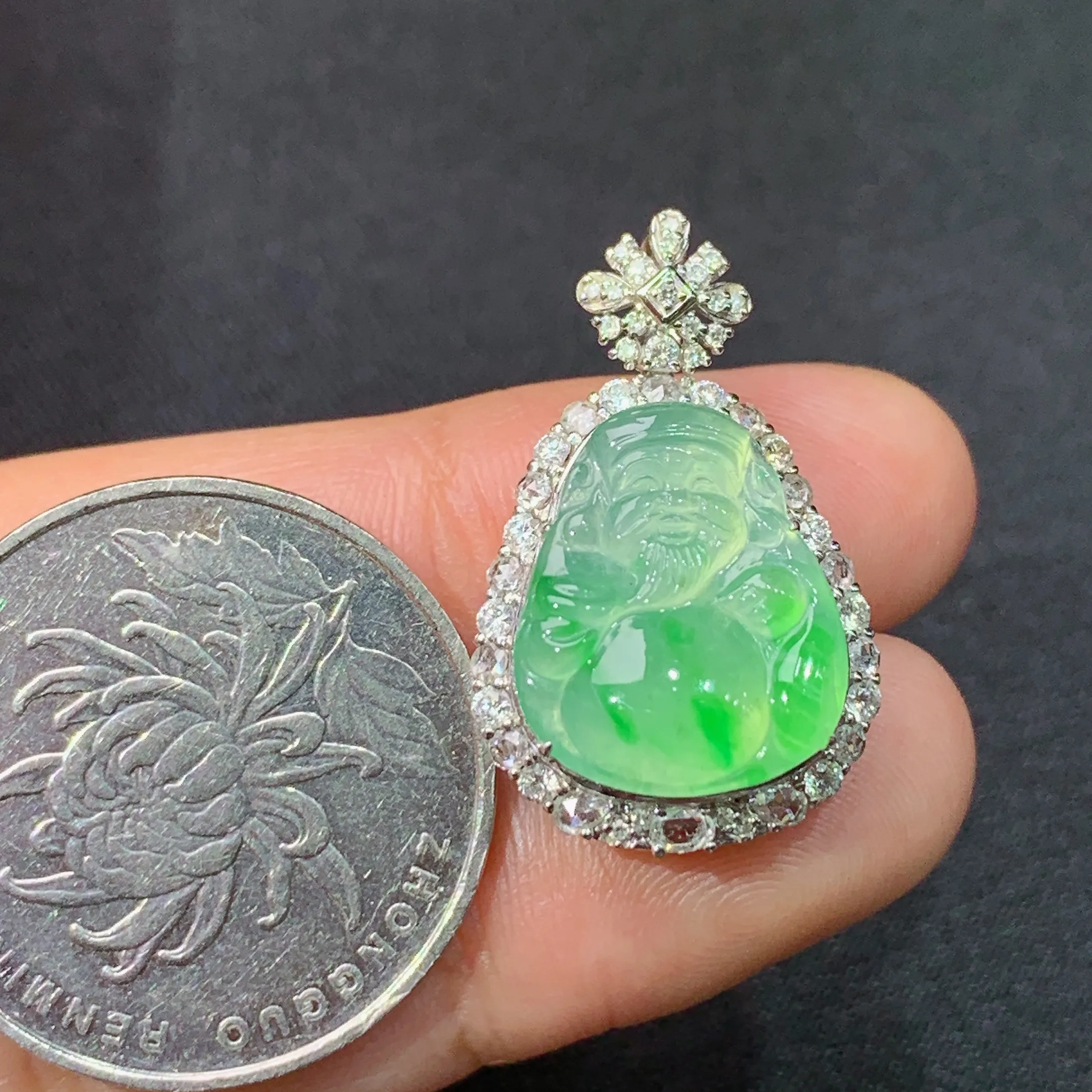 冰飘绿财神吊坠，18k金镶嵌，冰润色阳，品相好，种水足，Ff 整体尺寸25.6*15.9*9.3