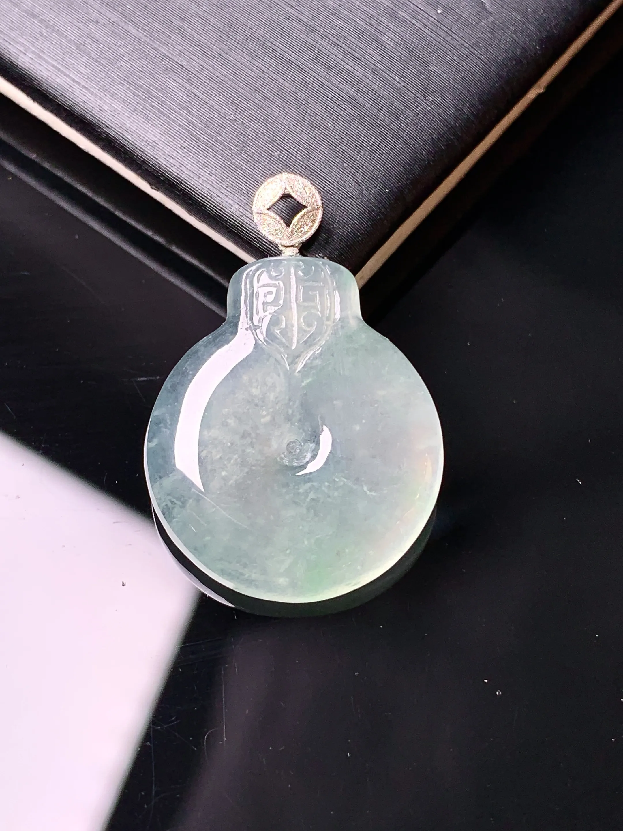 18k金钻镶嵌冰种福在眼前吊坠 玉质细腻 水润亮眼 整体尺寸26.2*18*3.5