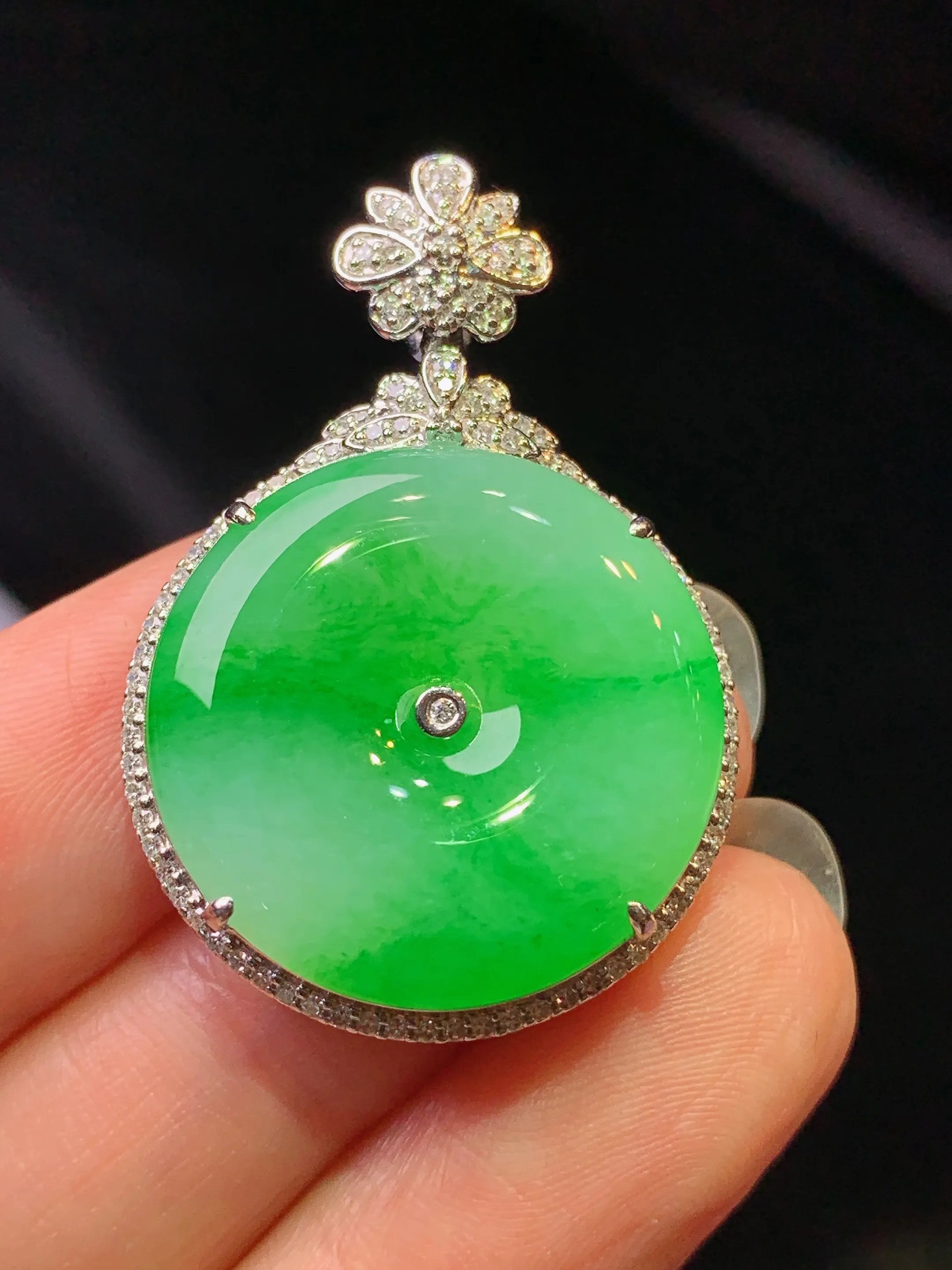 18k金钻镶嵌翠绿平安扣吊坠 玉质细腻 水润亮眼 整体尺寸35.8*24.2*8.2