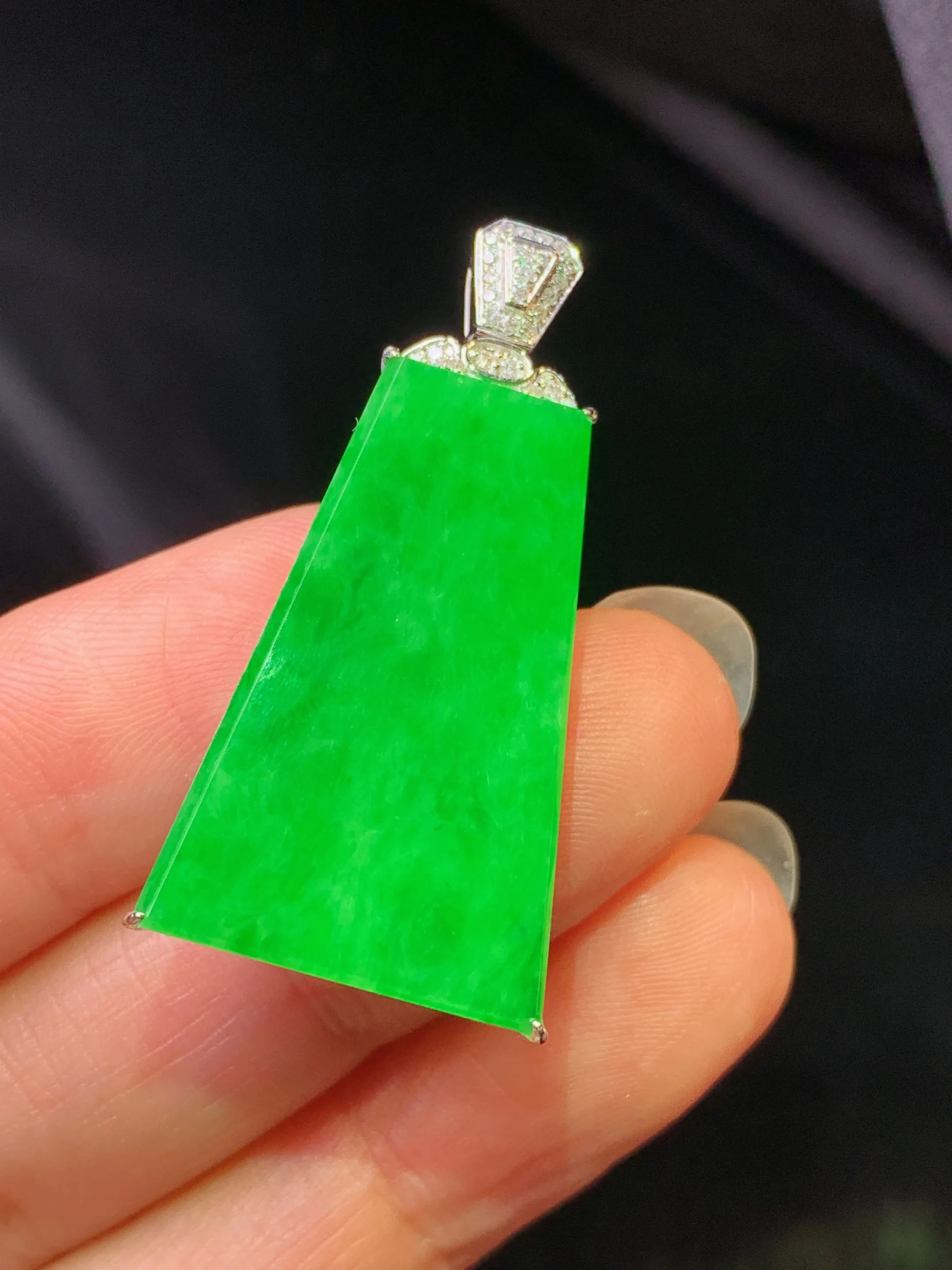 18k金钻镶嵌翠绿无事牌吊坠 玉质细腻 水润亮眼 整体尺寸36.6*16*7