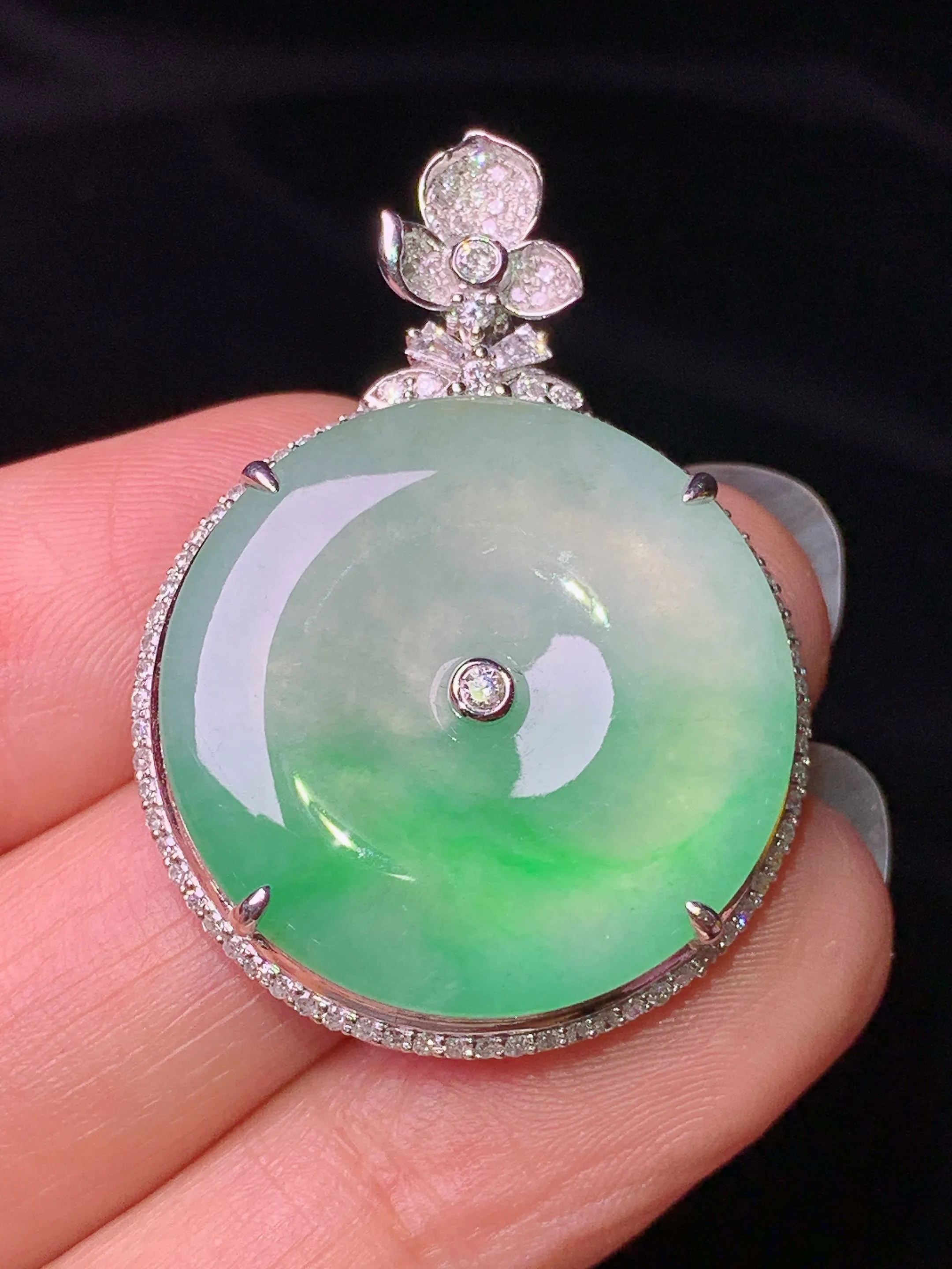 18k金钻镶嵌飘绿平安扣吊坠 玉质细腻 水润亮眼 整体尺寸36*25.8*7.3