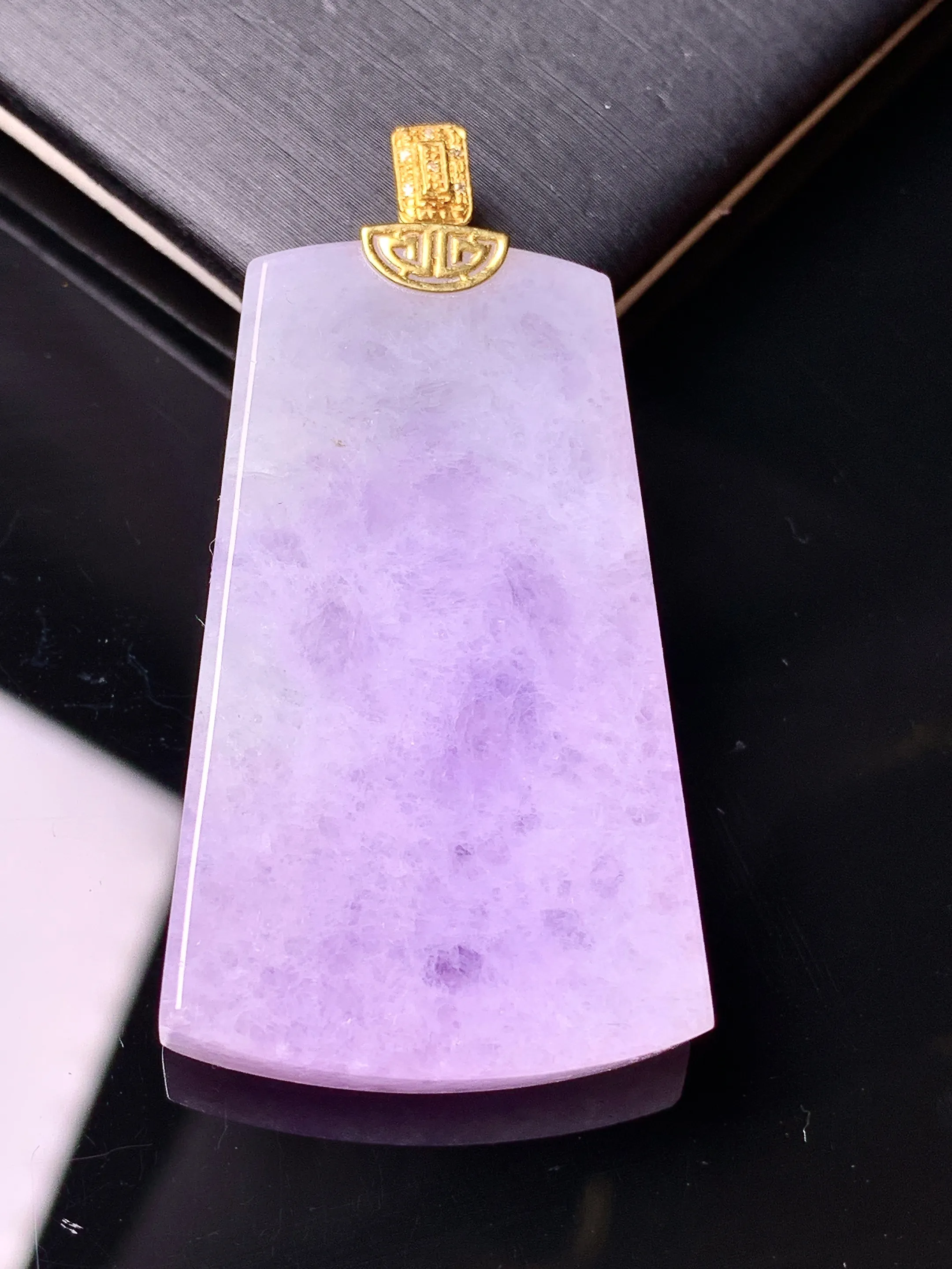 18k金钻镶嵌紫罗兰无事牌吊坠 玉质细腻 水润亮眼 整体尺寸47.8*24.5*5.7